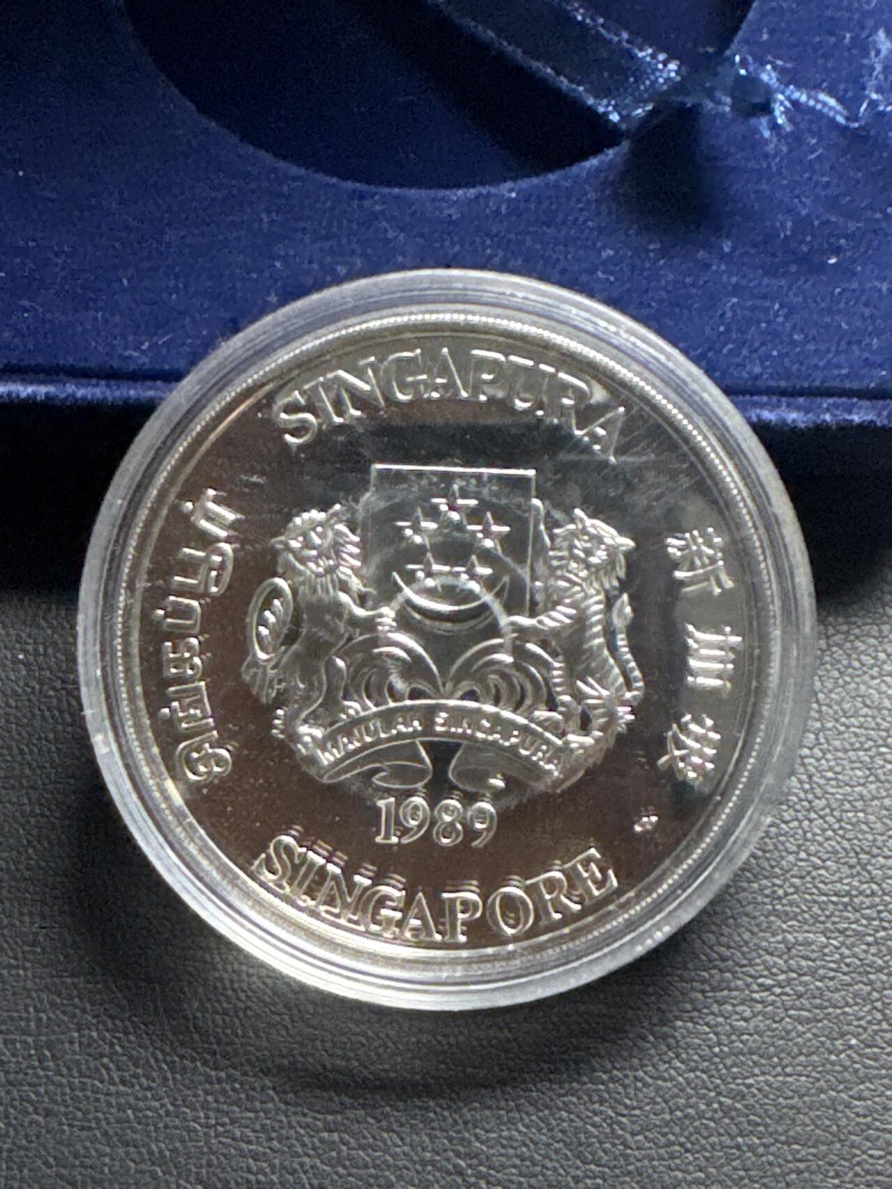 ❤️【币观天下】❤️ 第333期钱币拍卖- 2025.12.5周五晚上6点半场-长期征集拍品 新加坡1989年联合国拯救儿童基金会成立70周年精制纪念银币盒证齐全