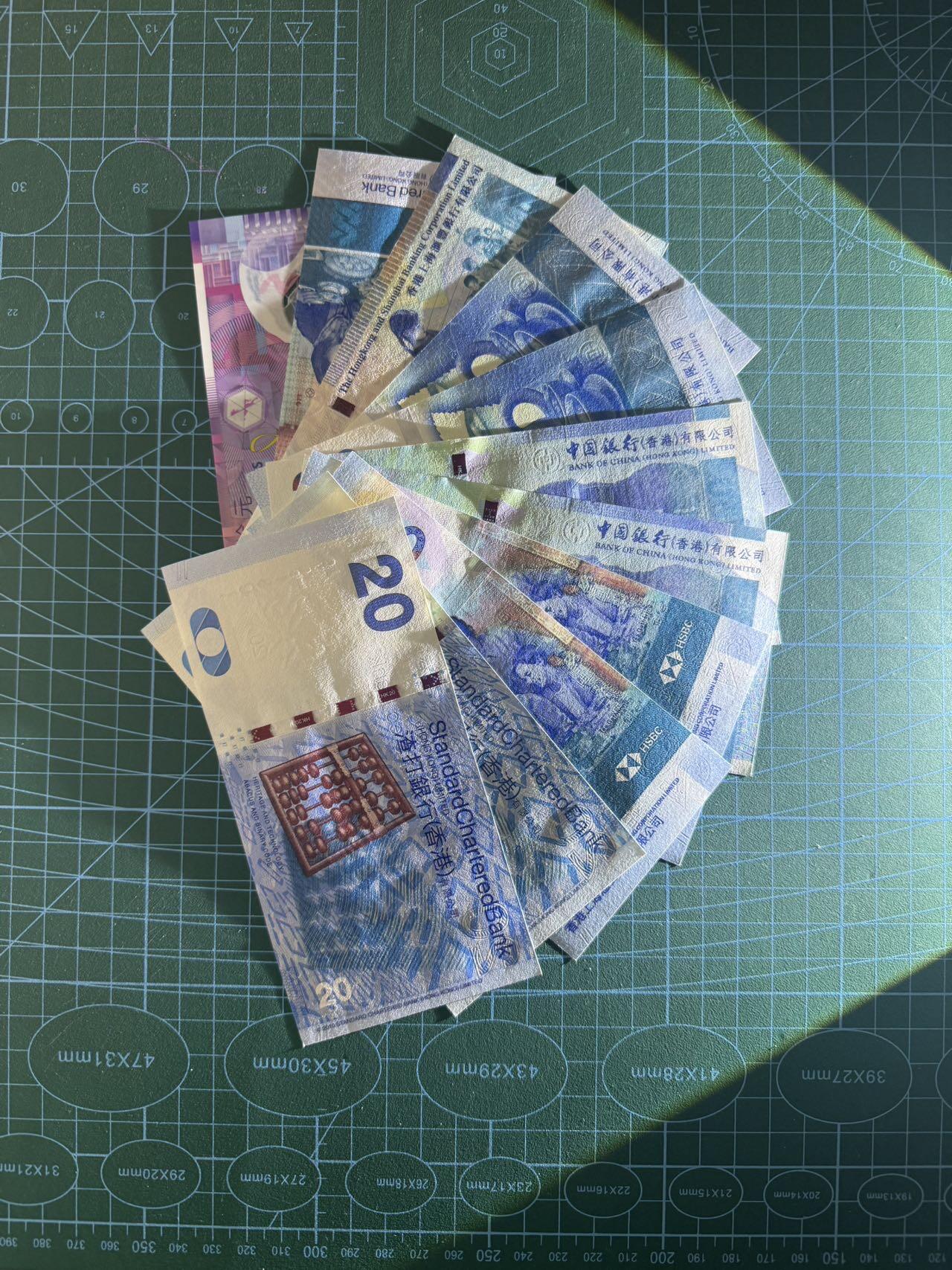 【炜奕收藏】，第五十二期 香港多家银行10元&20元共11张，UNC品相，均为倒置号