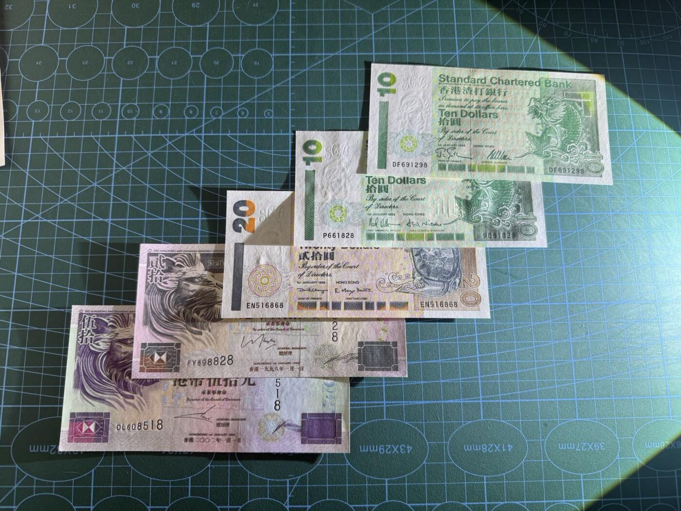 【炜奕收藏】，第五十二期 香港各银行10元-50元共5张，UNC-/UNC品相，第一张10元边缘轻微潮斑，号码均无347尾8