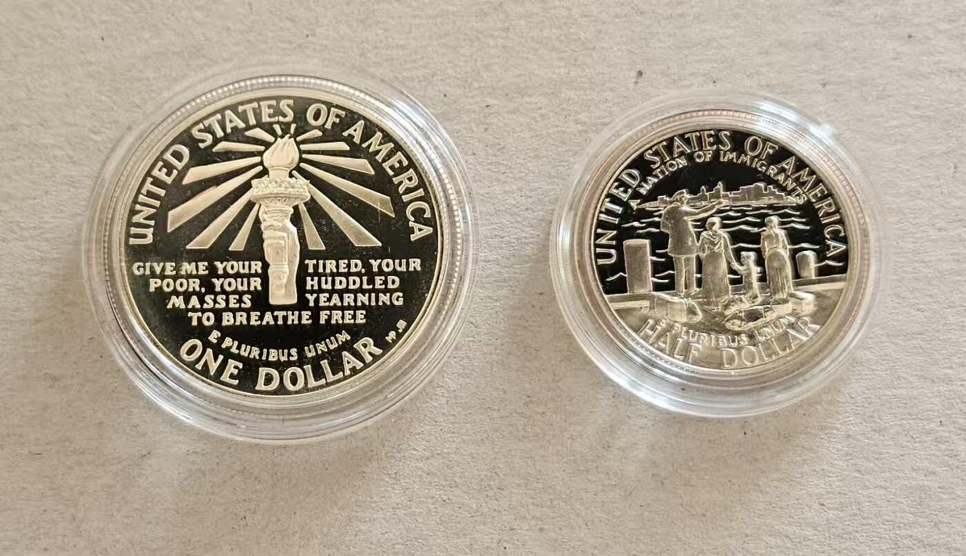 ❤️【币观天下】❤️ 第333期钱币拍卖- 2025.12.5周五晚上6点半场-长期征集拍品 美国1986币自由女神像百年精制套装两枚，1元银币26.7克，有氧化带包装