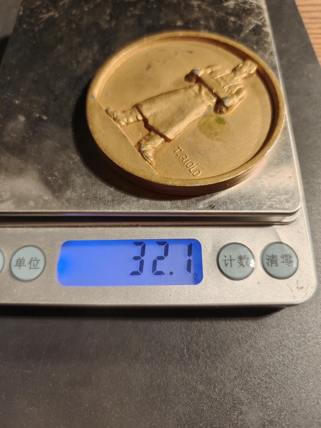 老王徽章第167期 法国佩希内化学与电冶金产品公司纪念章     直径61mm.    重量34.1g