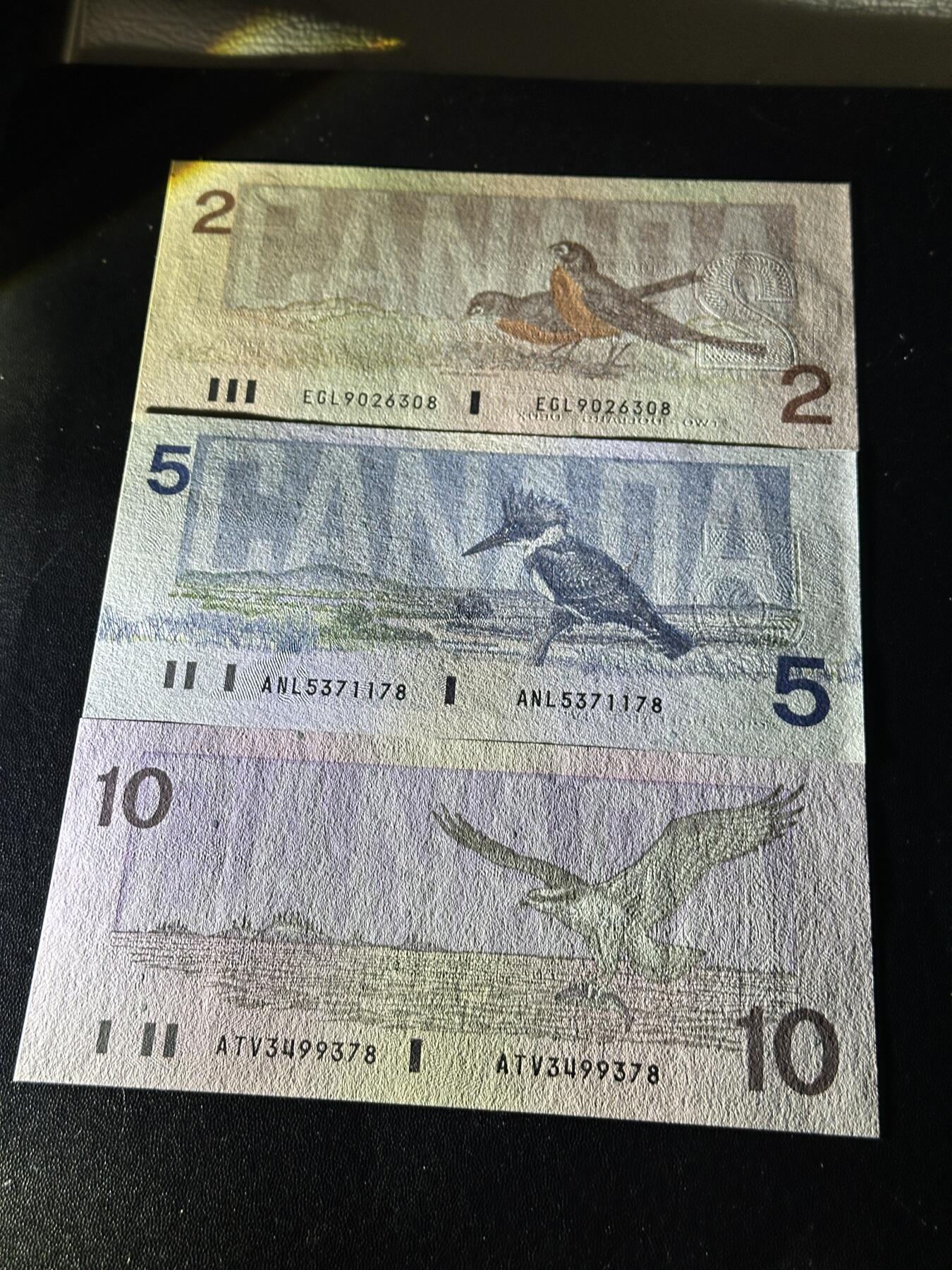 《外钞收藏家》第五百九十期（欧洲强钞、港币、硬通货及丰富裸币大拍场）（本平台长期征集拍品、欢迎藏友们联系合作） 加拿大鸟版2、5、10加元 3张一起 全新UNC 全部是靓号尾8