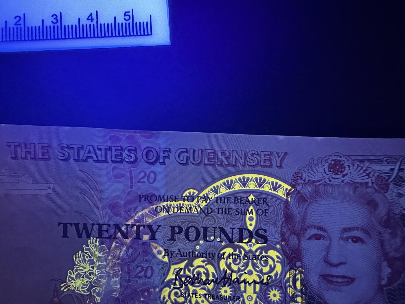 《外钞收藏家》第五百九十期（欧洲强钞、港币、硬通货及丰富裸币大拍场）（本平台长期征集拍品、欢迎藏友们联系合作） 格恩西女王5、10、20镑 3张一起 全新UNC 全部是靓号尾1 但20镑边上轻微潮