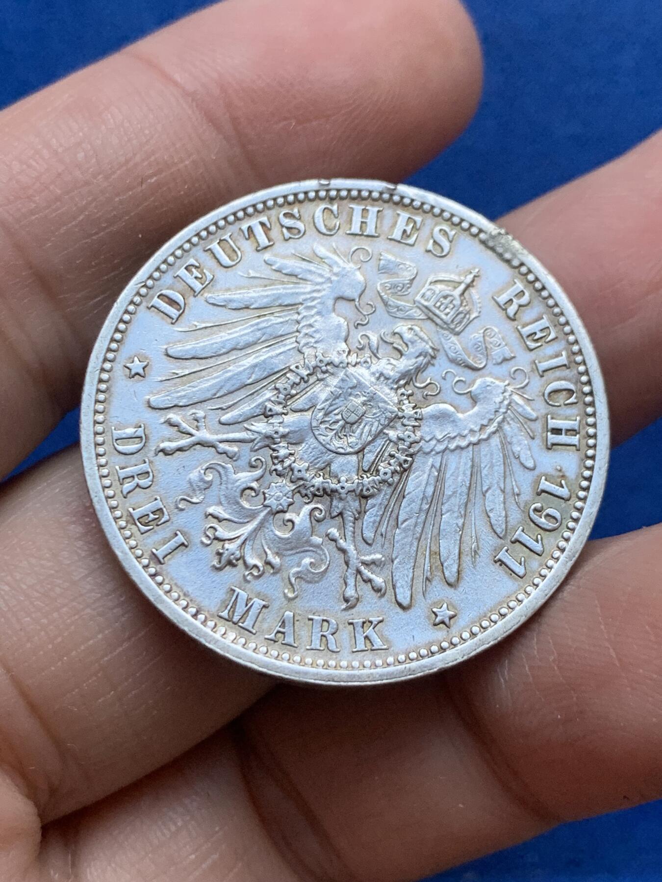 《竞宝斋》第444场 周日，周一，2场连拍 （全场包邮） 德国1911年符腾堡威廉二世银婚3马克银币 打制清晰，人像面轻度磨损，状态不错，光亮，顶部有焊接痕迹。