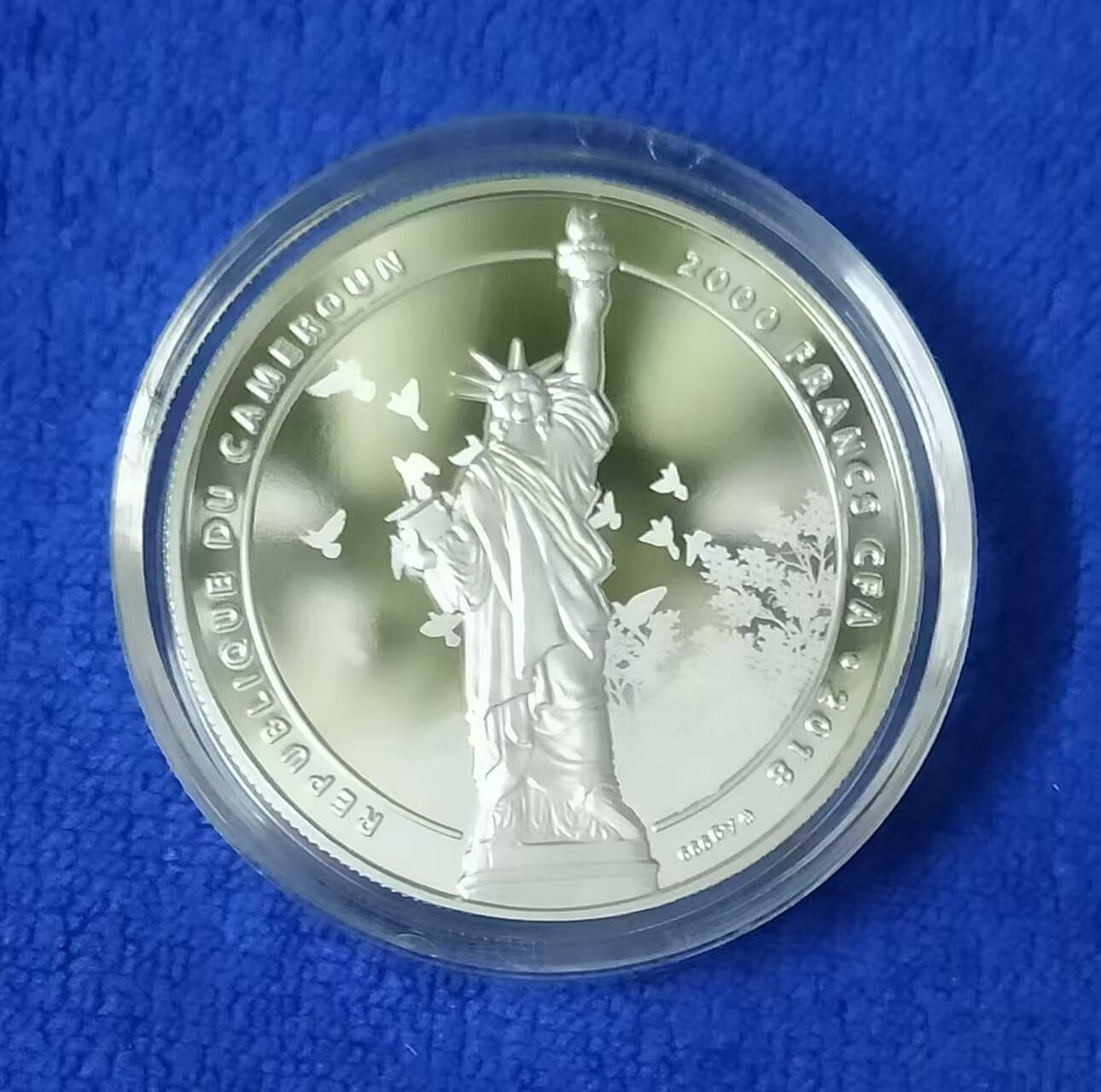 ❤️【币观天下】❤️ 第333期钱币拍卖- 2025.12.5周五晚上6点半场-长期征集拍品 喀麦隆2018年, 摩西·达扬 至理名言-“自由是灵魂的氧气”, 2盎司,高浮雕,正反全景自由女神,3D激光磨砂,彩虹彩色,精制银币. 盒证全. 漂亮超高颜值！国外售价295欧元