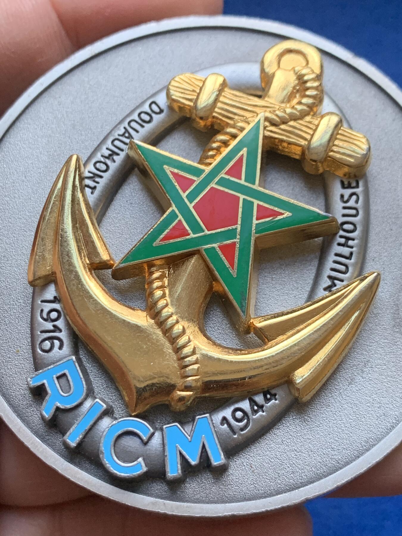 《竞宝斋》第444场 周日，周一，2场连拍 （全场包邮） 法国1916-1944年海军陆战队坦克团镀银大铜章，正面三层结构带珐琅，背面带编号实发版，直径67mm  ，重量126.7g，厚重压手。