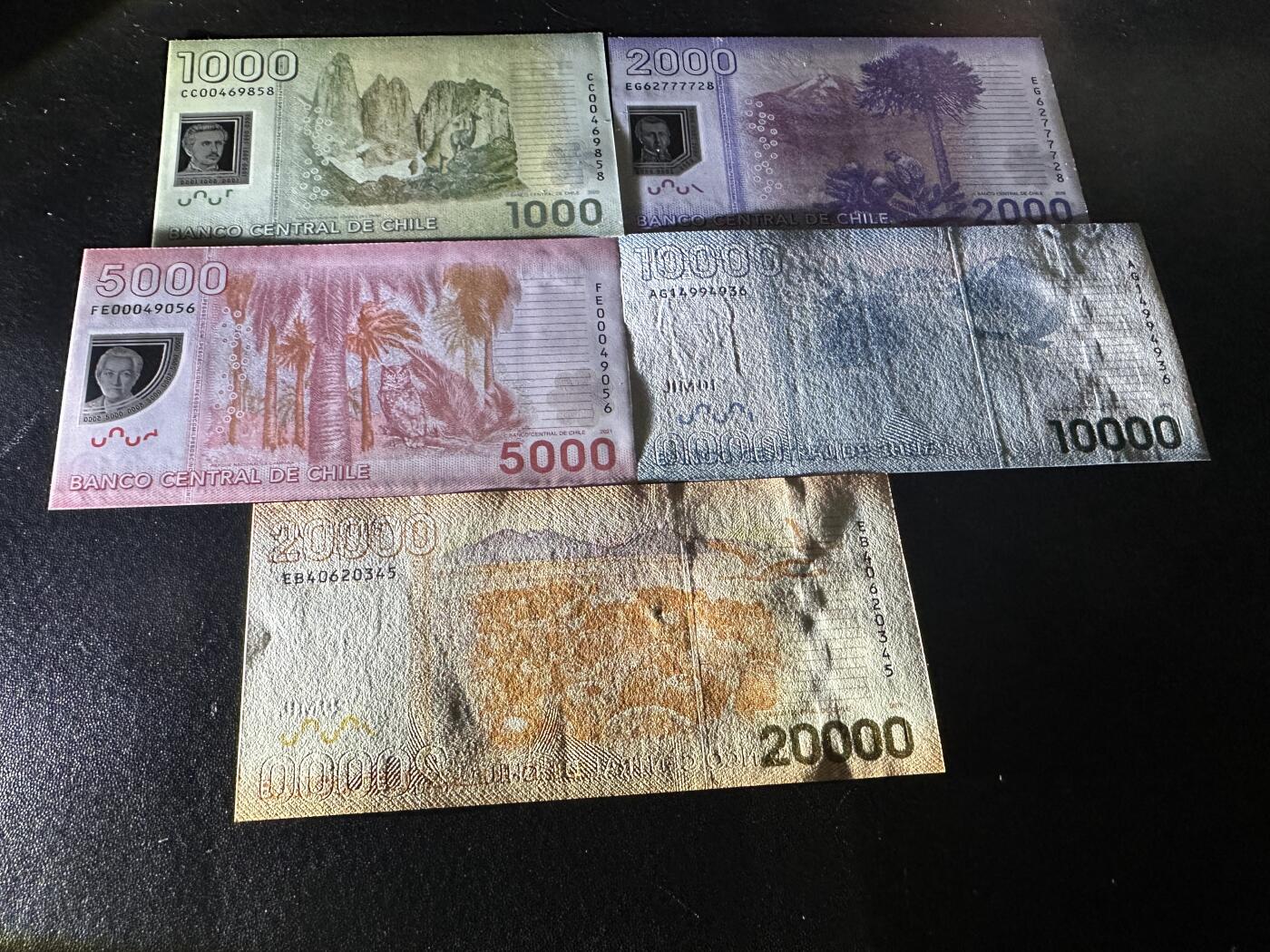 《外钞收藏家》第五百九十期（欧洲强钞、港币、硬通货及丰富裸币大拍场）（本平台长期征集拍品、欢迎藏友们联系合作） 智利1000-1万比索 五张一起 全新UNC 全部是靓号 （2万背面有压印 正面不明显）