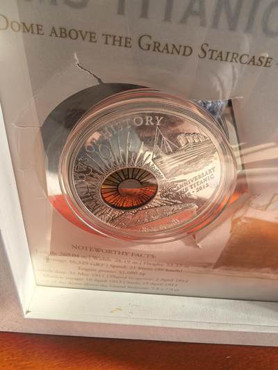 长老汇蛇年精选第七十八场拍卖 2012库克群岛历史之窗之泰坦尼克号10元镶嵌彩色玻璃类精制银币，50克925银，盒证全，1912枚