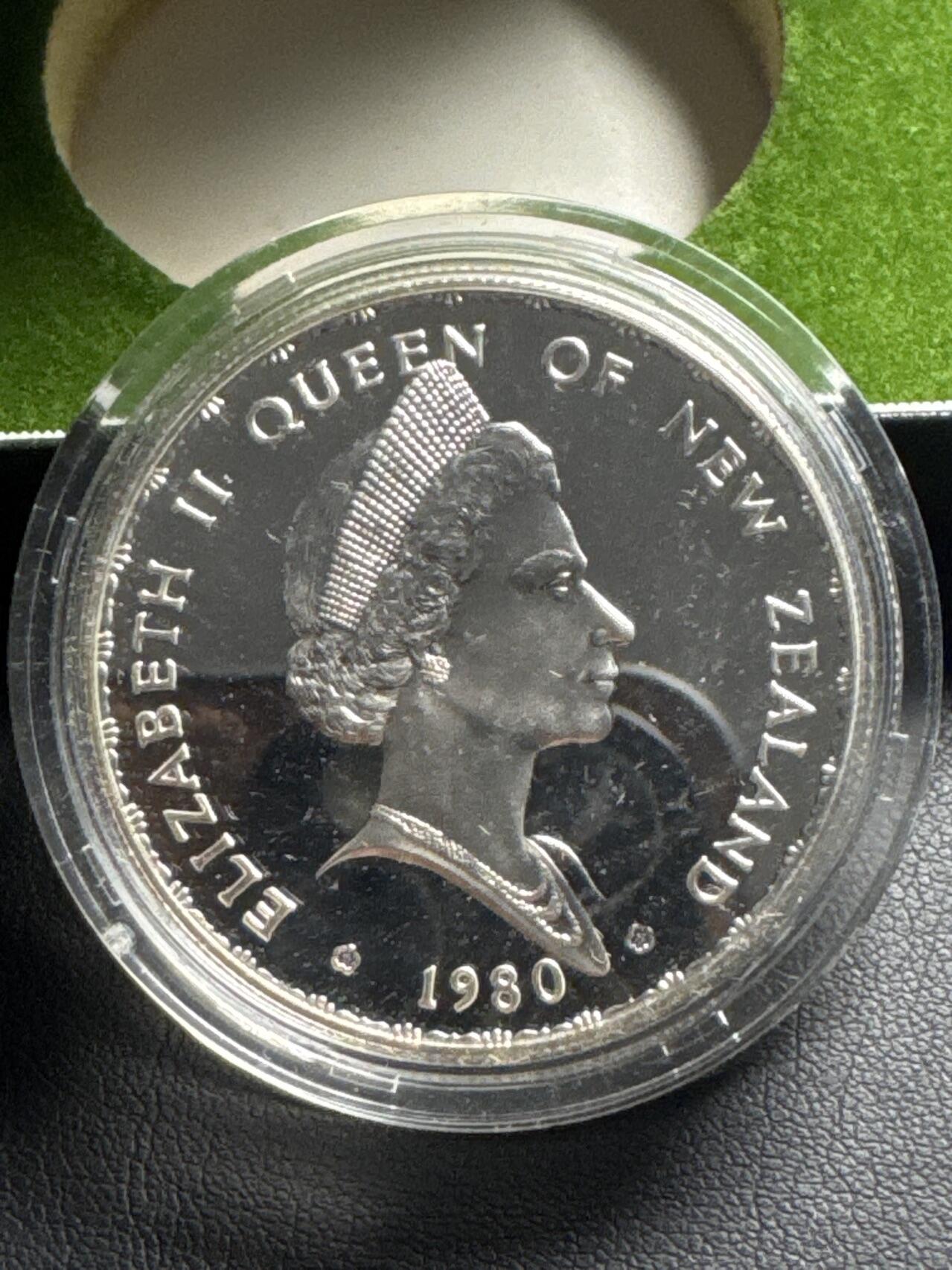 ❤️【币观天下】❤️ 第333期钱币拍卖- 2025.12.5周五晚上6点半场-长期征集拍品 新西兰1980年天堂扇尾鸟1盎司精制纪念银币带盒子小圆盒碎裂