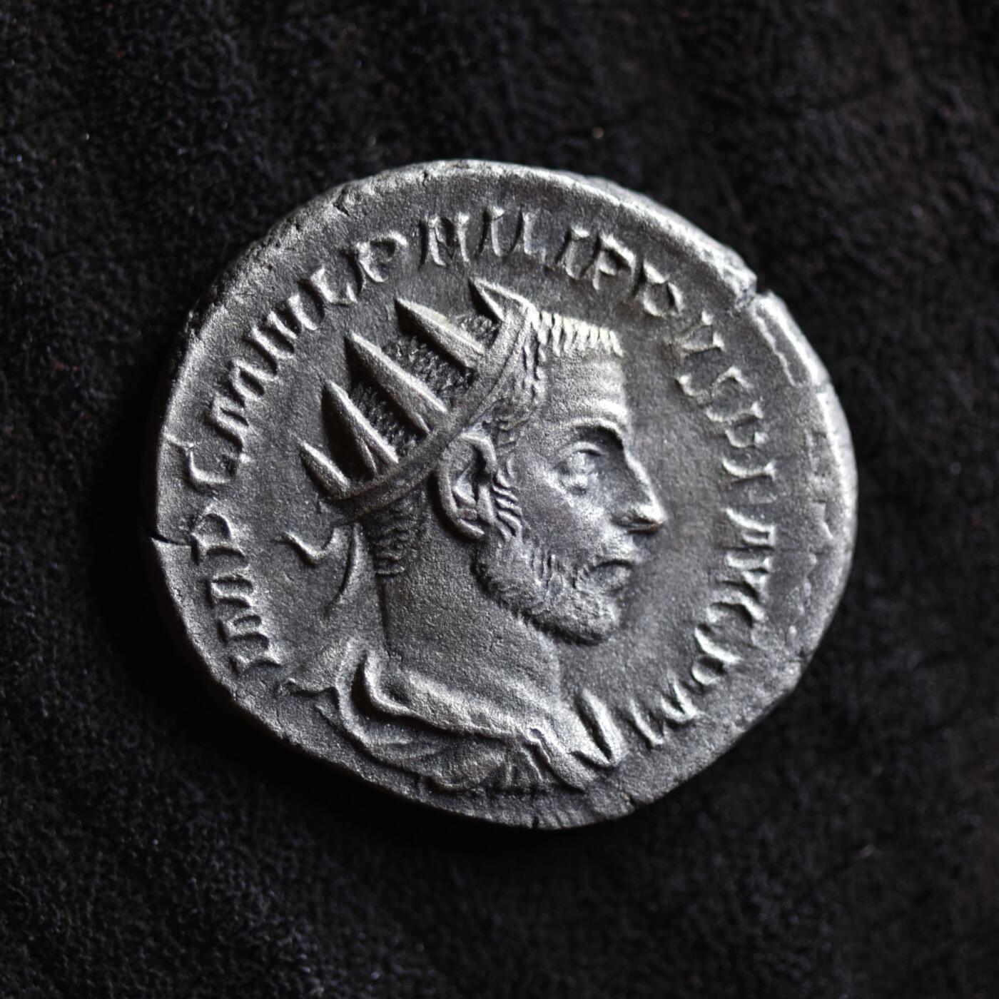 【良泉】【2025年最后一场】12月18日晚19.30点开拍！188组【直播场】西方古代钱币、丝路杂项、印章！ 【藏家出品A】公元244-245年，古罗马帝国，腓力一世，背英勇神-维尔图斯，安东尼银币，4.1克
