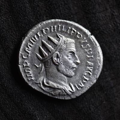 【良泉】【2025年最后一场】12月18日晚19.30点开拍！188组【直播场】西方古代钱币、丝路杂项、印章！ - 【藏家出品A】公元244-245年，古罗马帝国，腓力一世，背英勇神-维尔图斯，安东尼银币，4.1克