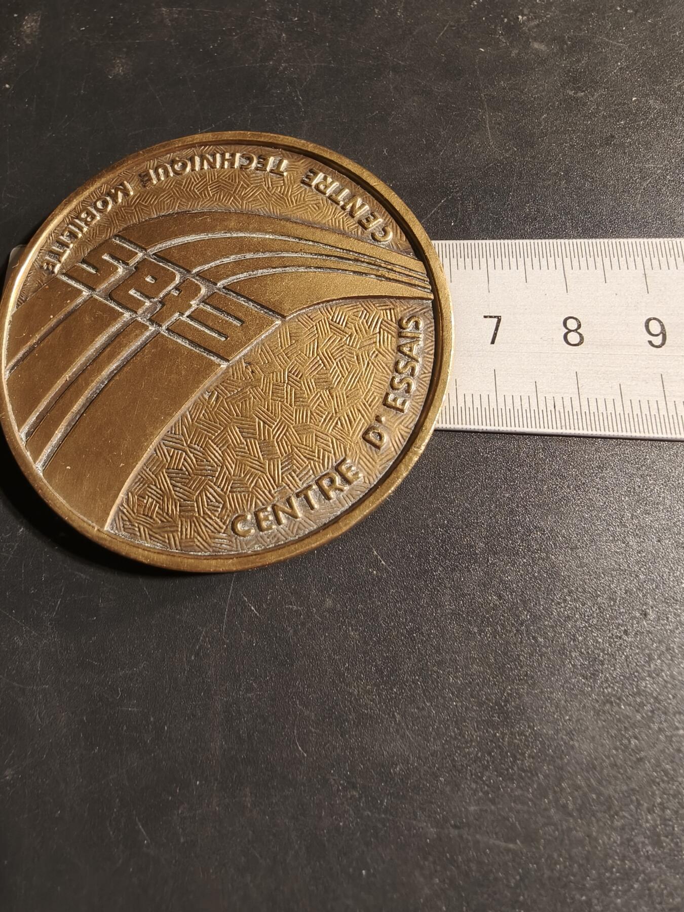 老王徽章第167期 法国昂热陆地武器局动态测试中心大铜章      直径64mm.   重量146.8g