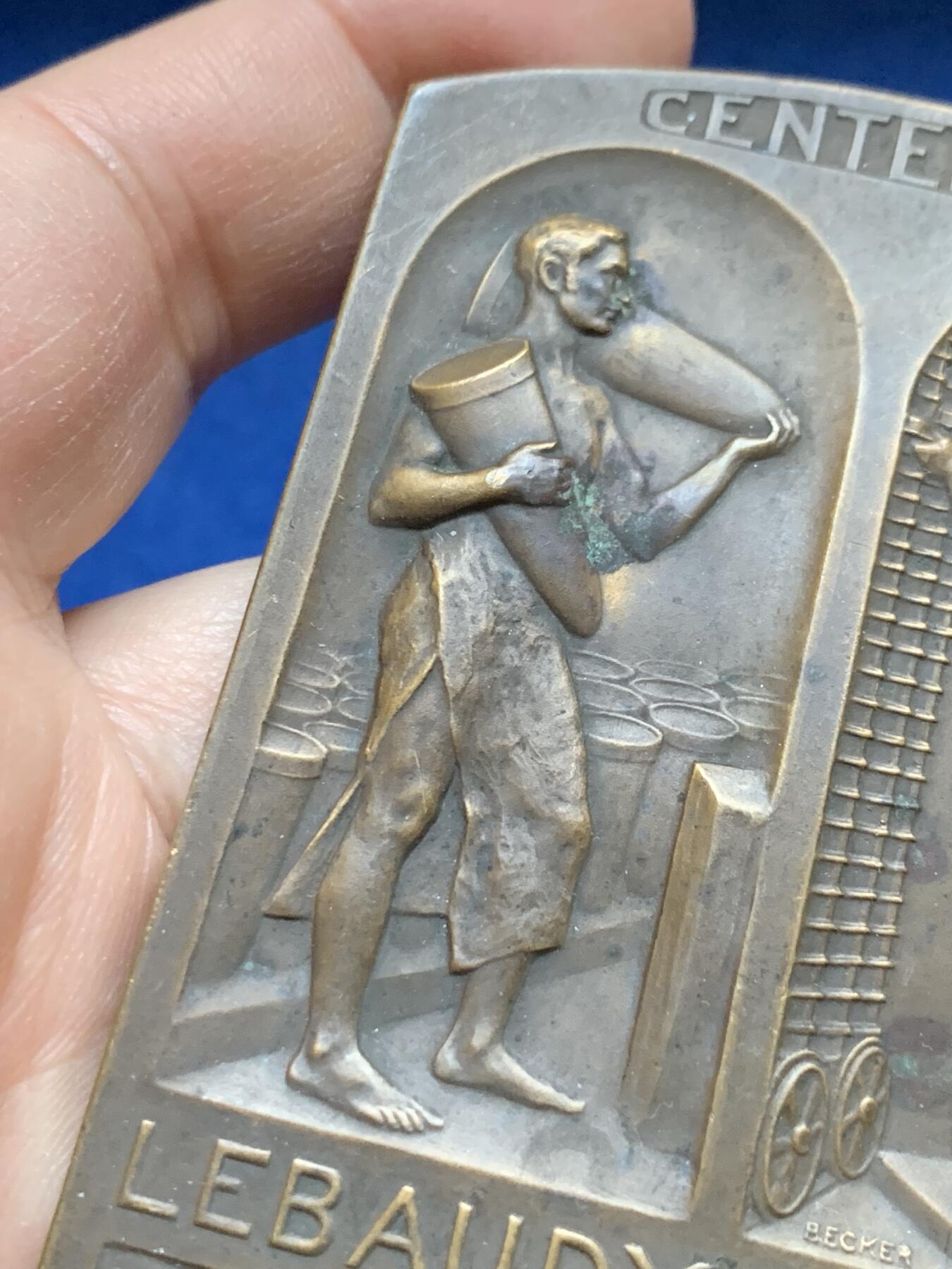 《竞宝斋》第444场 周日，周一，2场连拍 （全场包邮） 法国1924年勒博迪兄弟公司成立100周年纪念铜章 140.1克 60*80mm 三角铜标