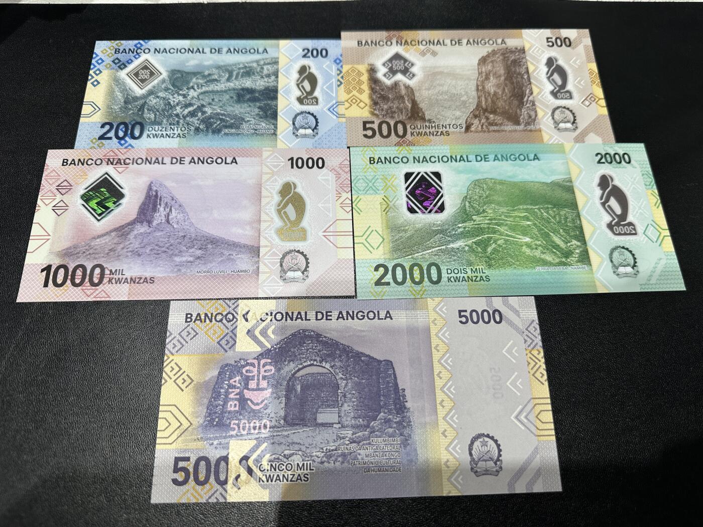《外钞收藏家》第五百九十期（欧洲强钞、港币、硬通货及丰富裸币大拍场）（本平台长期征集拍品、欢迎藏友们联系合作） 安哥拉200-5000面额 五张一起 全新UNC 尾2