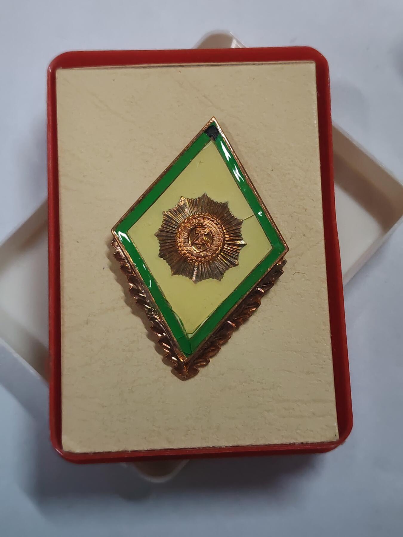 韵星假日拍卖第三十一期 -- Rimey Holidays Auction 31 民主德国内务部警察学院校徽证章带原盒