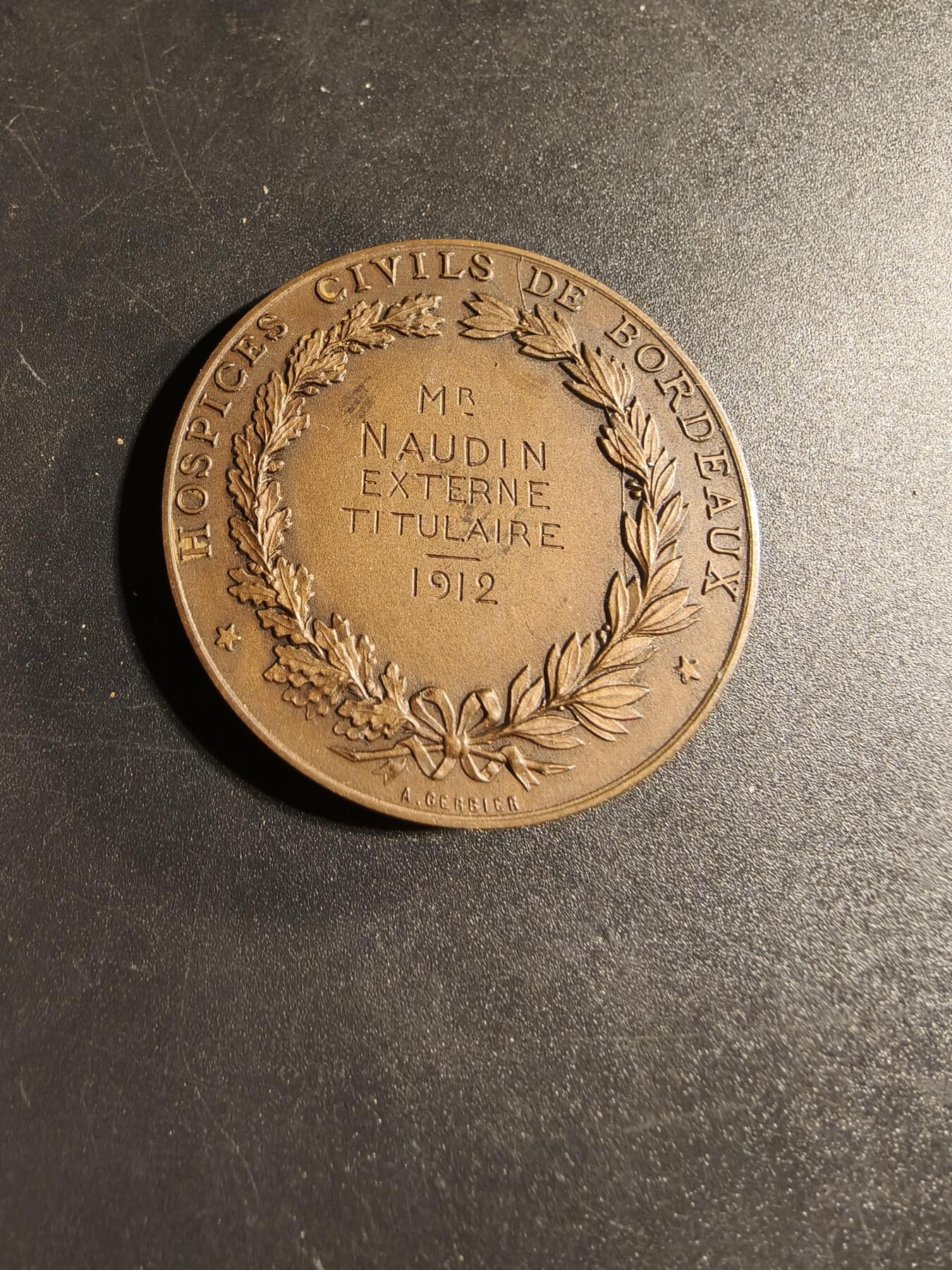 老王徽章第167期 法国波尔多市大铜章     直径41mm.    重量40g