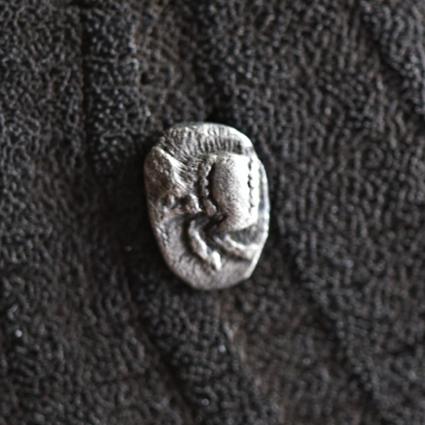 【良泉】【2025年最后一场】12月18日晚19.30点开拍！188组【直播场】西方古代钱币、丝路杂项、印章！ 【微雕精品】公元前450-前400年【古希腊】密细亚-克孜科斯城，正面咆哮狮子，背野猪和金枪鱼，半奥波，微型银币，0.25克