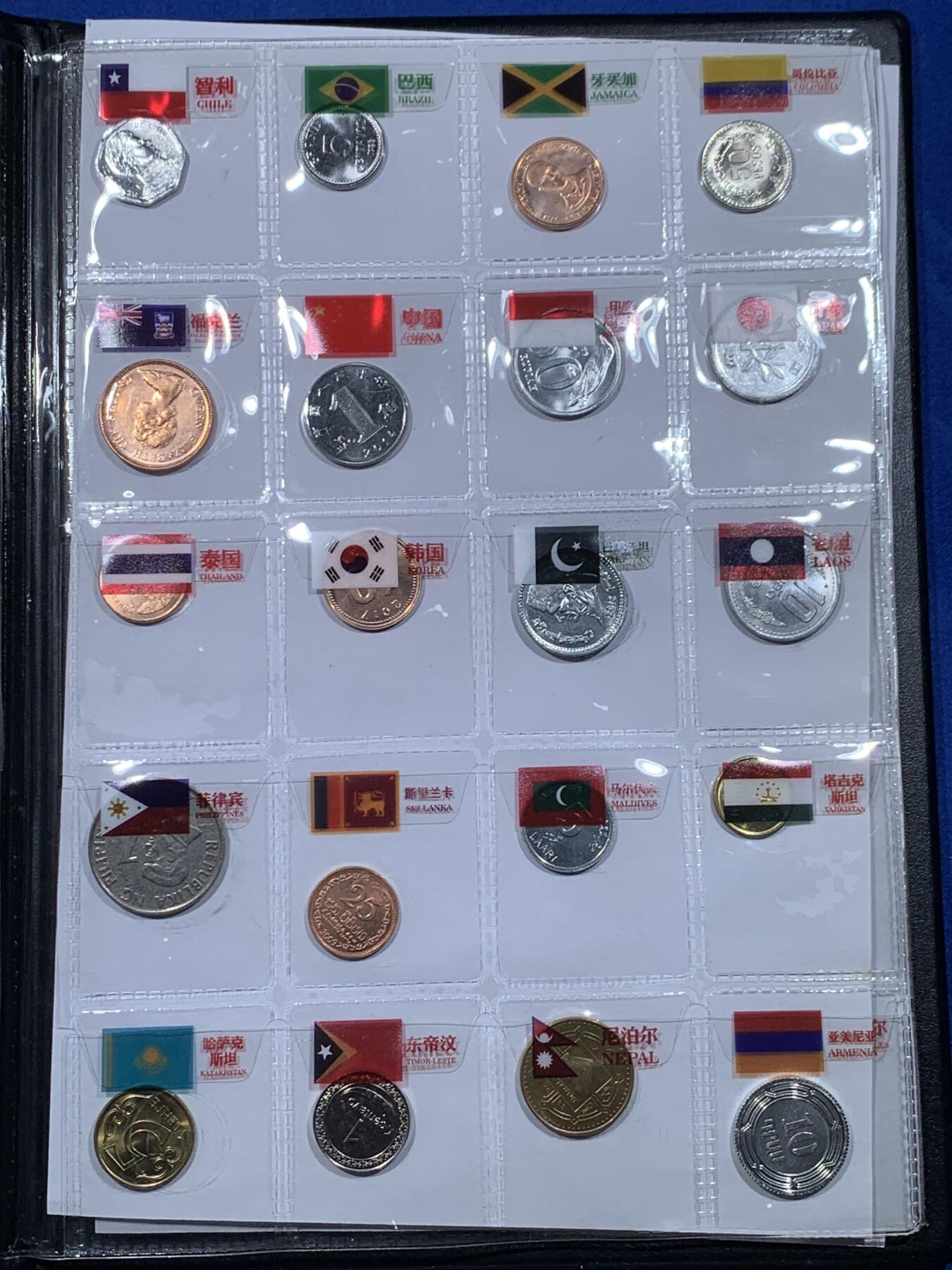 《竞宝斋》第444场 周日，周一，2场连拍 （全场包邮） 世界120国硬币大全套珍藏册 甄选世界120个国家120枚硬币集装成册，自带国旗标签和可自由装取的硬币格与透明内页，细节见图。
