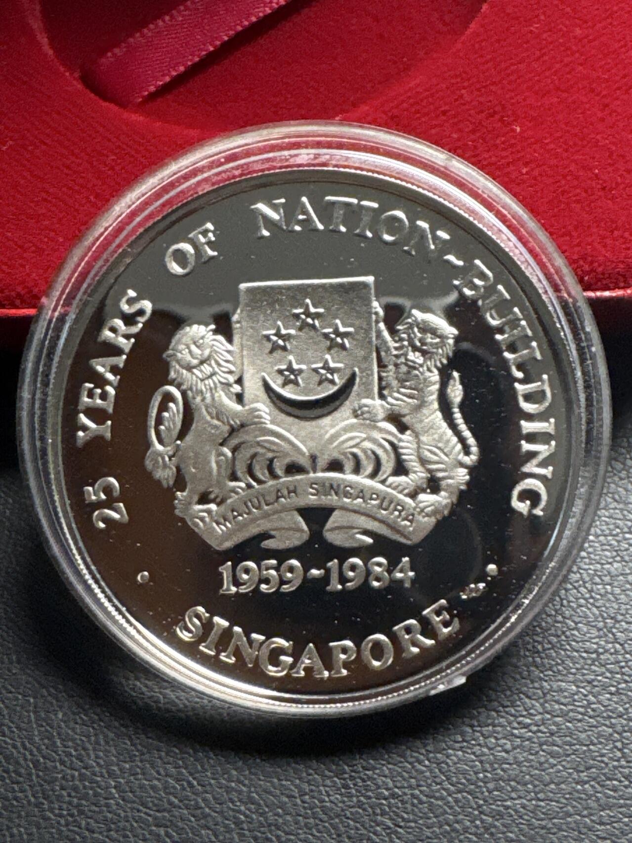 ❤️【币观天下】❤️ 第333期钱币拍卖- 2025.12.5周五晚上6点半场-长期征集拍品 新加坡1984年建国25周年胡姬花精制纪念银币盒证齐全