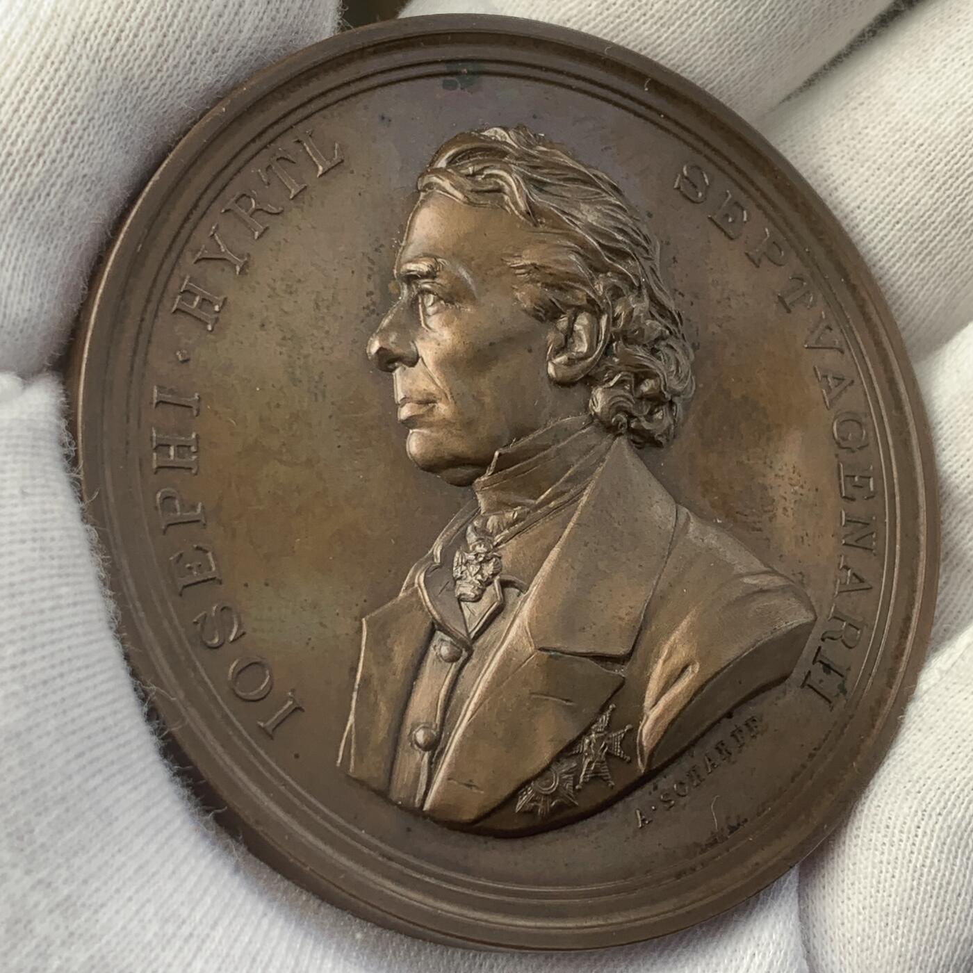 掌中浮雕-藏着的欧洲第044场 1880年奥地利维也纳生物教授HYRTL70岁寿辰纪念铜章，奥地利章牌大师安东•沙夫章（ A.Scharff）作品 , 64mm