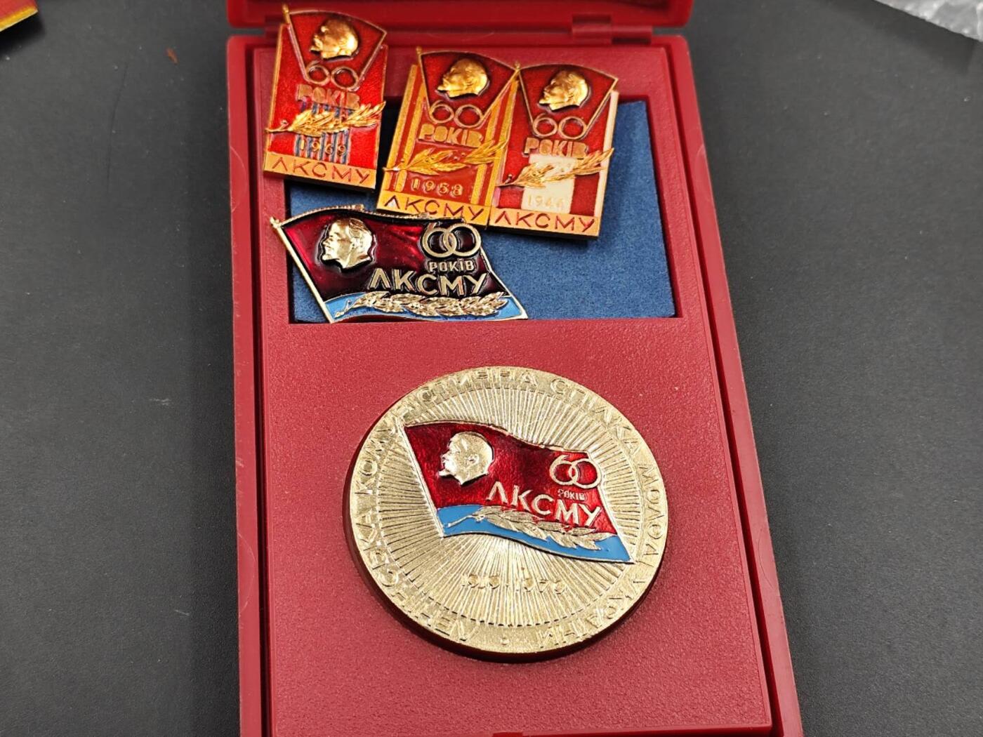 11月29日精品徽章专场 原盒 苏联共青团纪念章一组