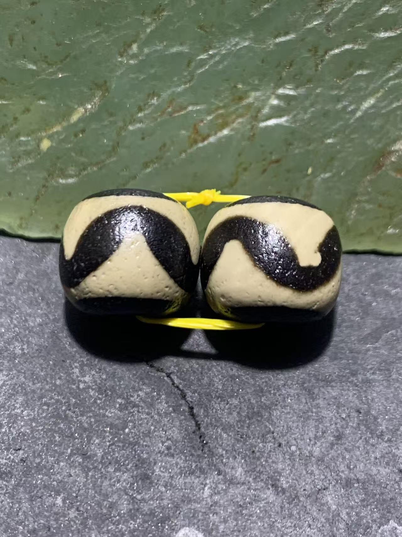 精美藏传虎牙天珠一对，。