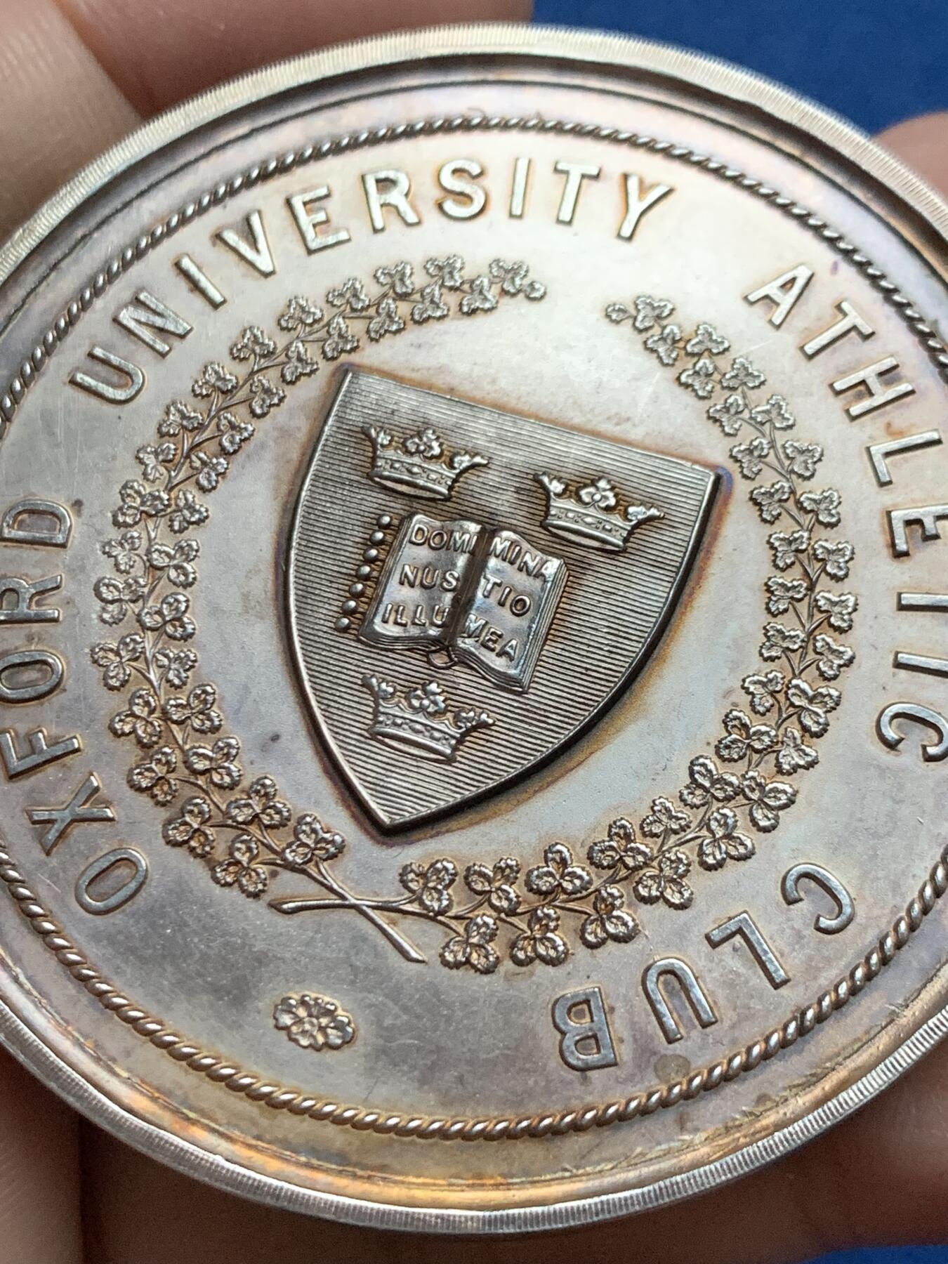 《竞宝斋》第444场 周日，周一，2场连拍 （全场包邮） 英国牛津大学运动俱乐部1909年大型银制奖章，带原盒，60.1mm，重108.2克。颁发给一英里田径比赛的第一名R.D.C.LARKE。用时4分钟35.6秒