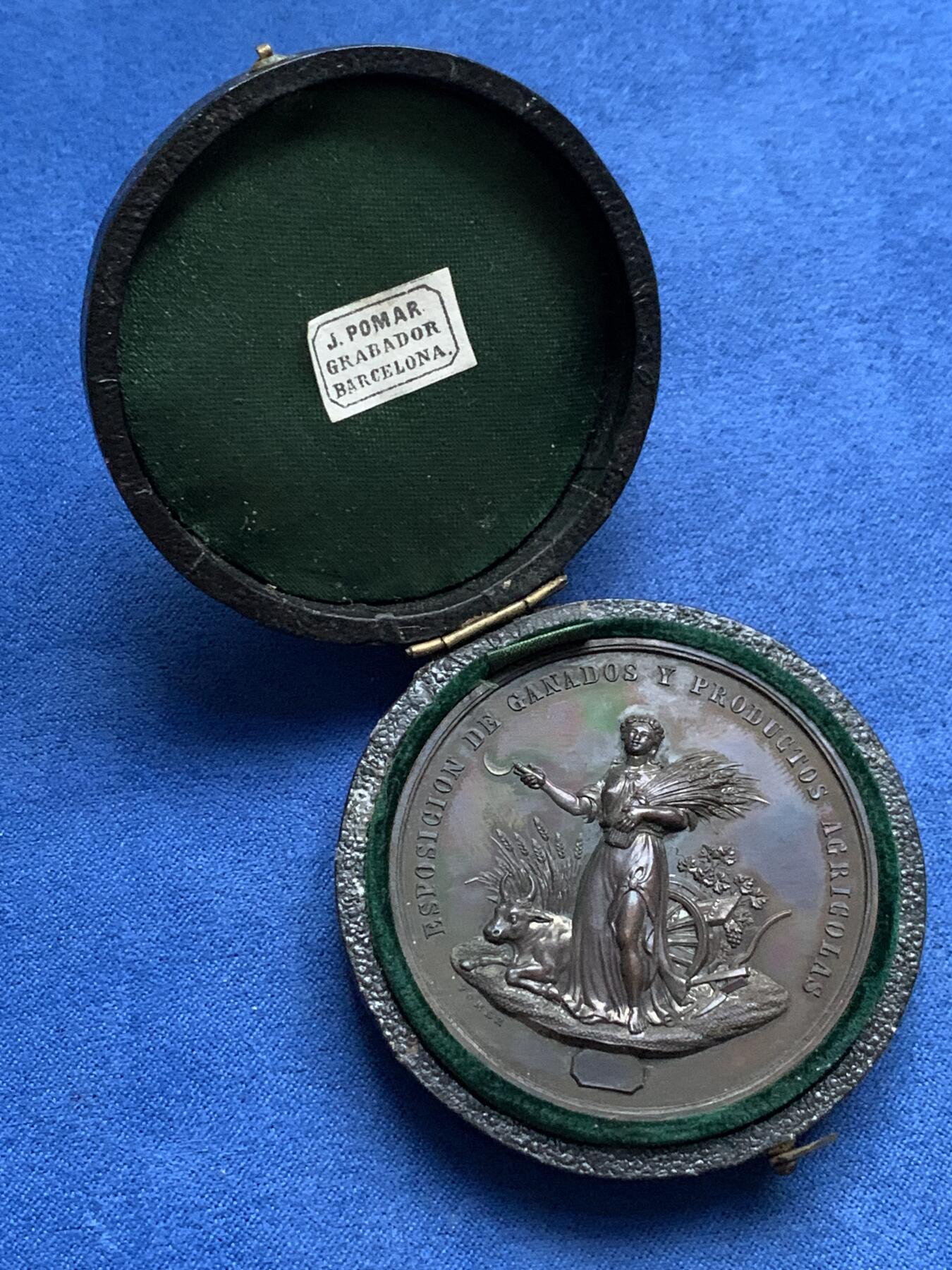 《竞宝斋》第444场 周日，周一，2场连拍 （全场包邮） 西班牙十九世纪 吉普斯夸省畜牧与农产品博览会纪念铜章 51.25克 47mm 带原盒 双面超高浮雕 好品