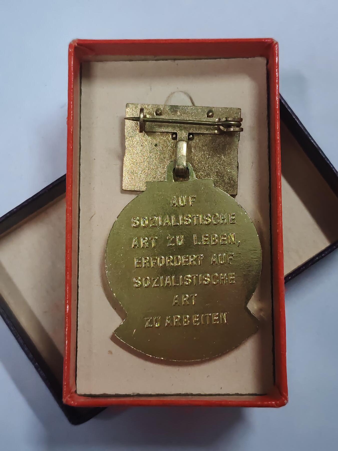 韵星假日拍卖第三十一期 -- Rimey Holidays Auction 31 民主德国七年计划劳动模范奖章 带原盒