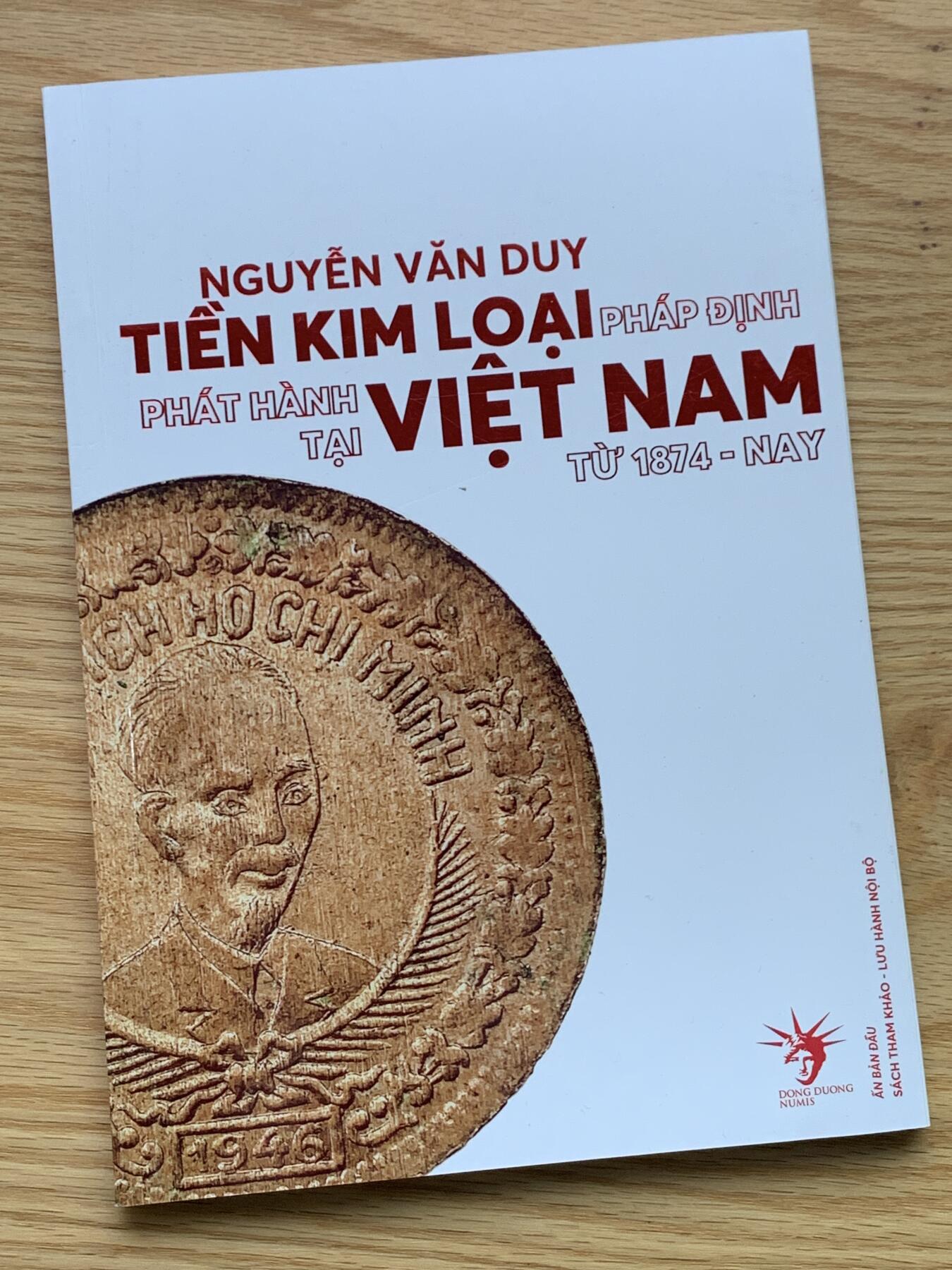 《竞宝斋》第444场 周日，周一，2场连拍 （全场包邮） 越南最新发售的硬币类书籍，涵盖了法属印支至今所发行的金属流通币，铜板纸限量印刷，这本目录可用作工具书，也可收藏，细节见图。