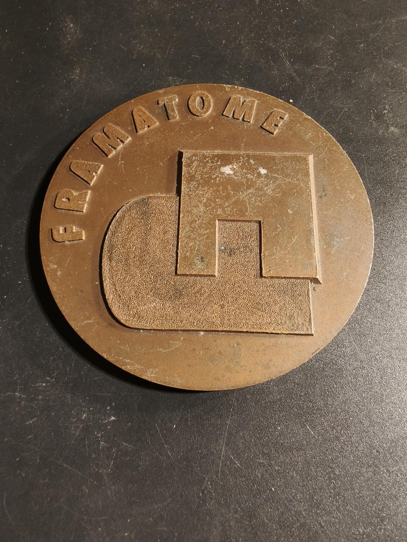 老王徽章第167期 法国Framatome公司大铜章     Framatome 是一家负责压水堆(PWR) 蒸汽供应系统总体概念设计和制造的公司。 该公司具有生产反应堆压力容器、蒸汽发生器和稳压器等主要部件的综合工业能力     直径81mm.    重量224.1g