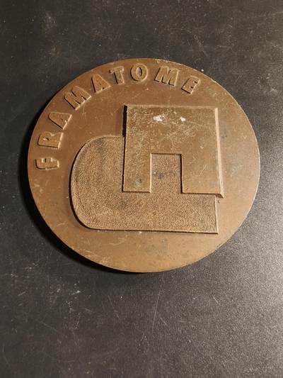 老王徽章第167期 - 法国Framatome公司大铜章     Framatome 是一家负责压水堆(PWR) 蒸汽供应系统总体概念设计和制造的公司。 该公司具有生产反应堆压力容器、蒸汽发生器和稳压器等主要部件的综合工业能力     直径81mm.    重量224.1g