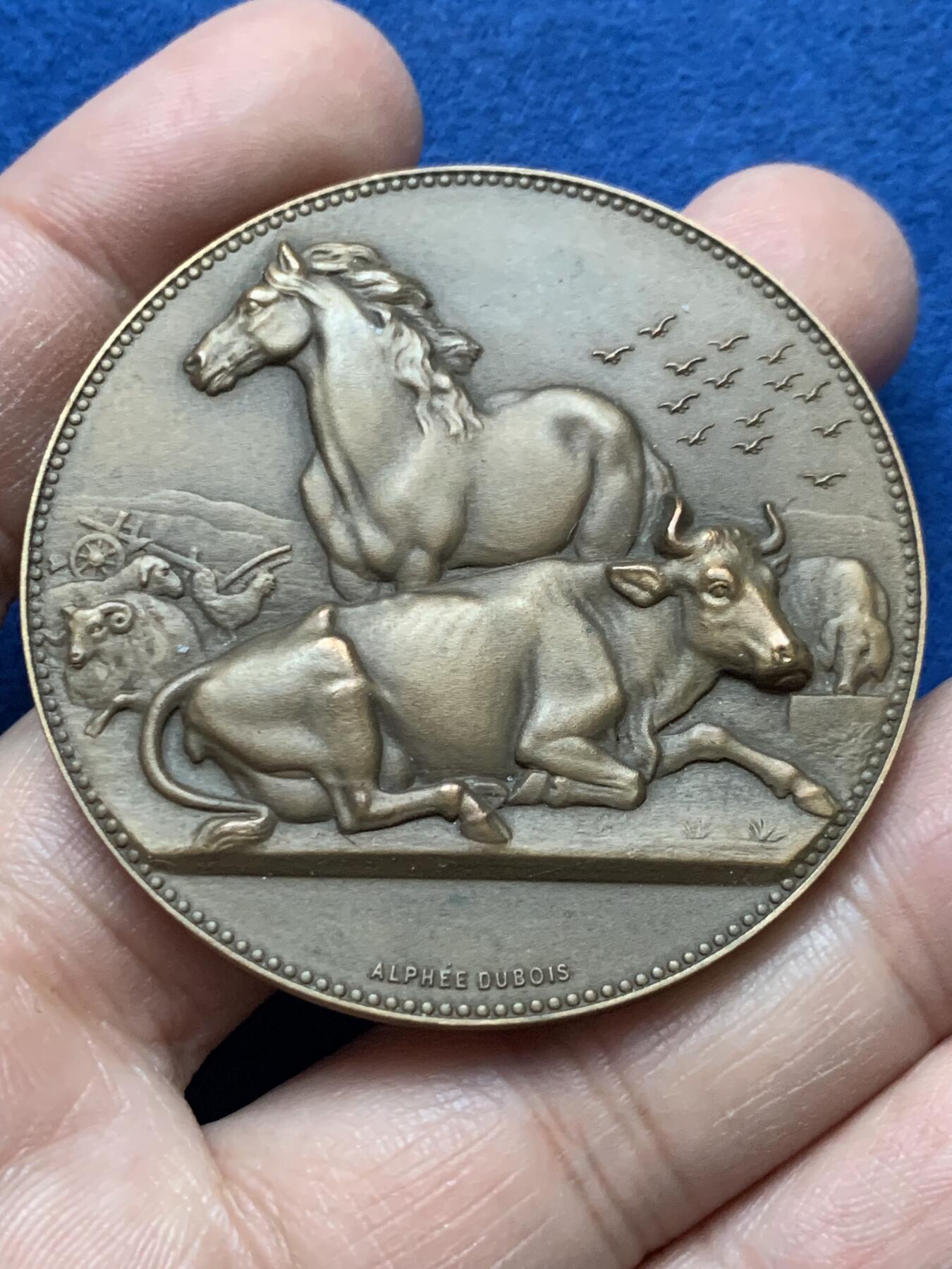 《竞宝斋》第444场 周日，周一，2场连拍 （全场包邮） 法国农业协会铜章，A.Dubois ，59.3克，50.6mm，丰饶角铜标边铭，牛与马高浮雕，肌肉鲜明。