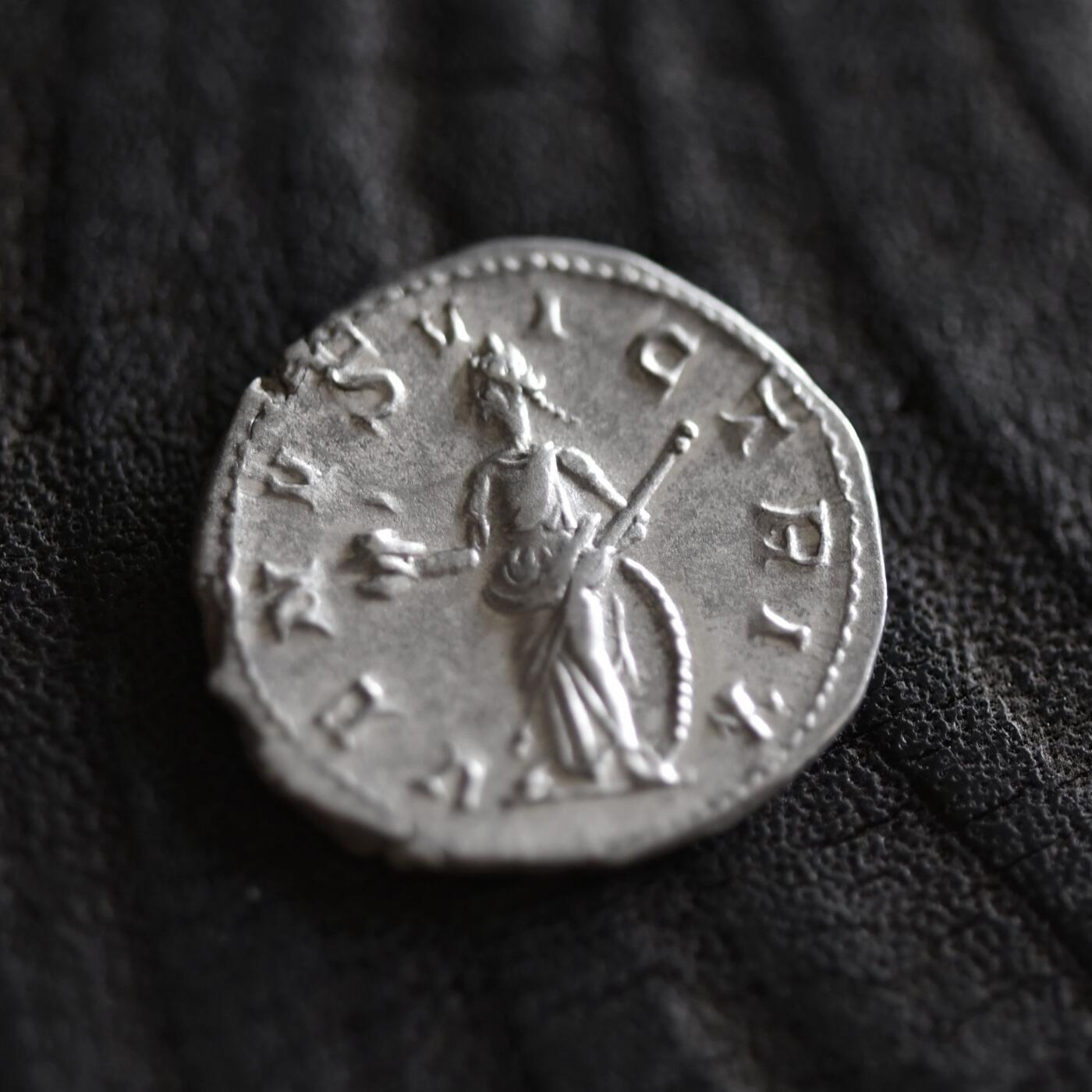 【良泉】【2025年最后一场】12月18日晚19.30点开拍！188组【直播场】西方古代钱币、丝路杂项、印章！ 【藏家出品D】戈尔迪安三世（238年2-3月—244年3月），第纳尔银币，3.05克