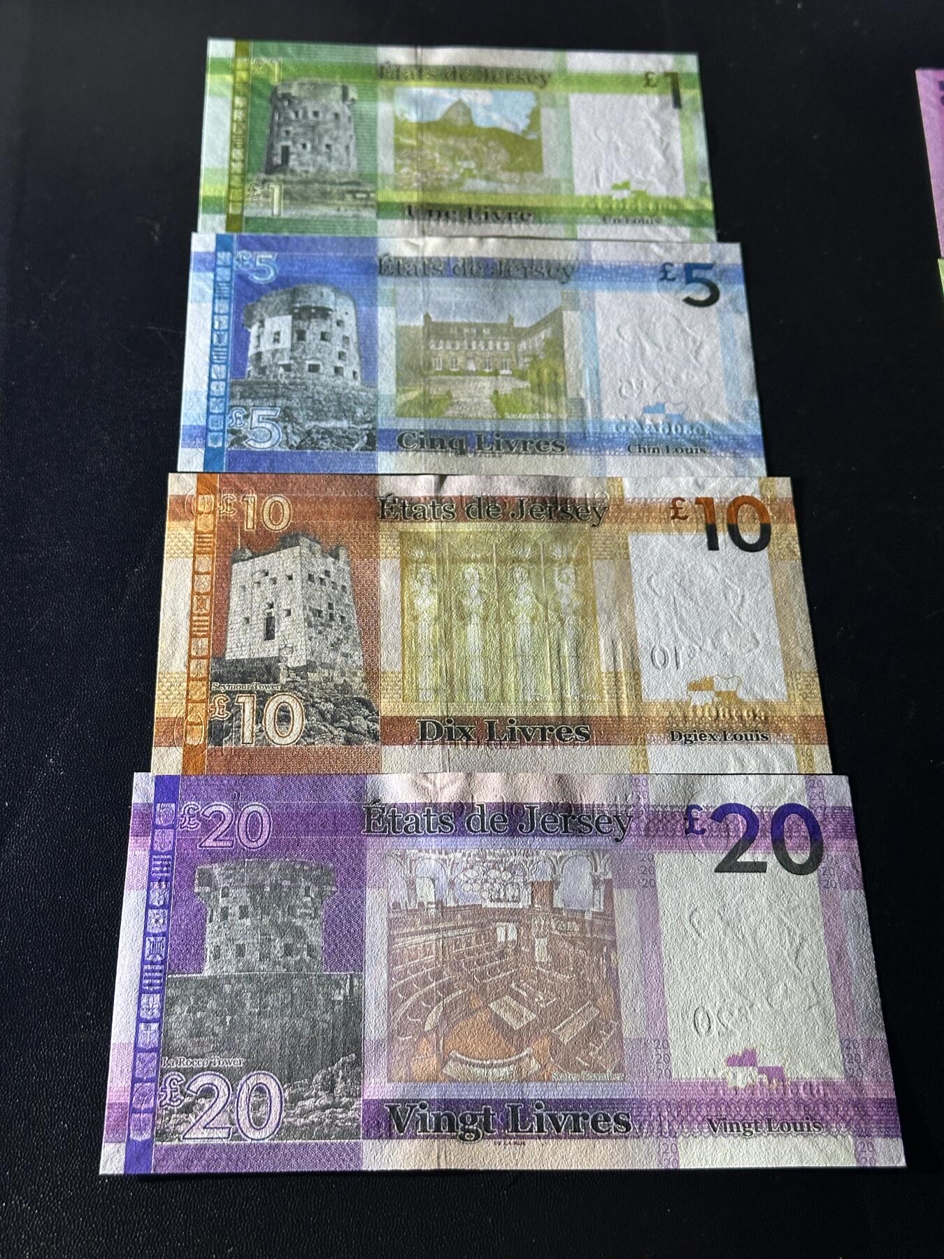 《外钞收藏家》第五百九十期（欧洲强钞、港币、硬通货及丰富裸币大拍场）（本平台长期征集拍品、欢迎藏友们联系合作） 泽西1、5、10、20镑 4张一起 全新UNC 全部是靓号尾3 但1和20镑有轻微潮点