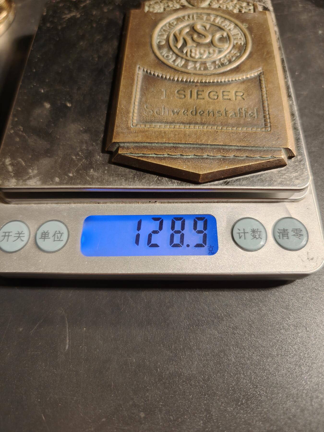 老王徽章第167期 克隆体育俱乐部1919年瑞典接力跑竞赛第一名方形大铜章    尺寸58×97mm.    重量128.9g 