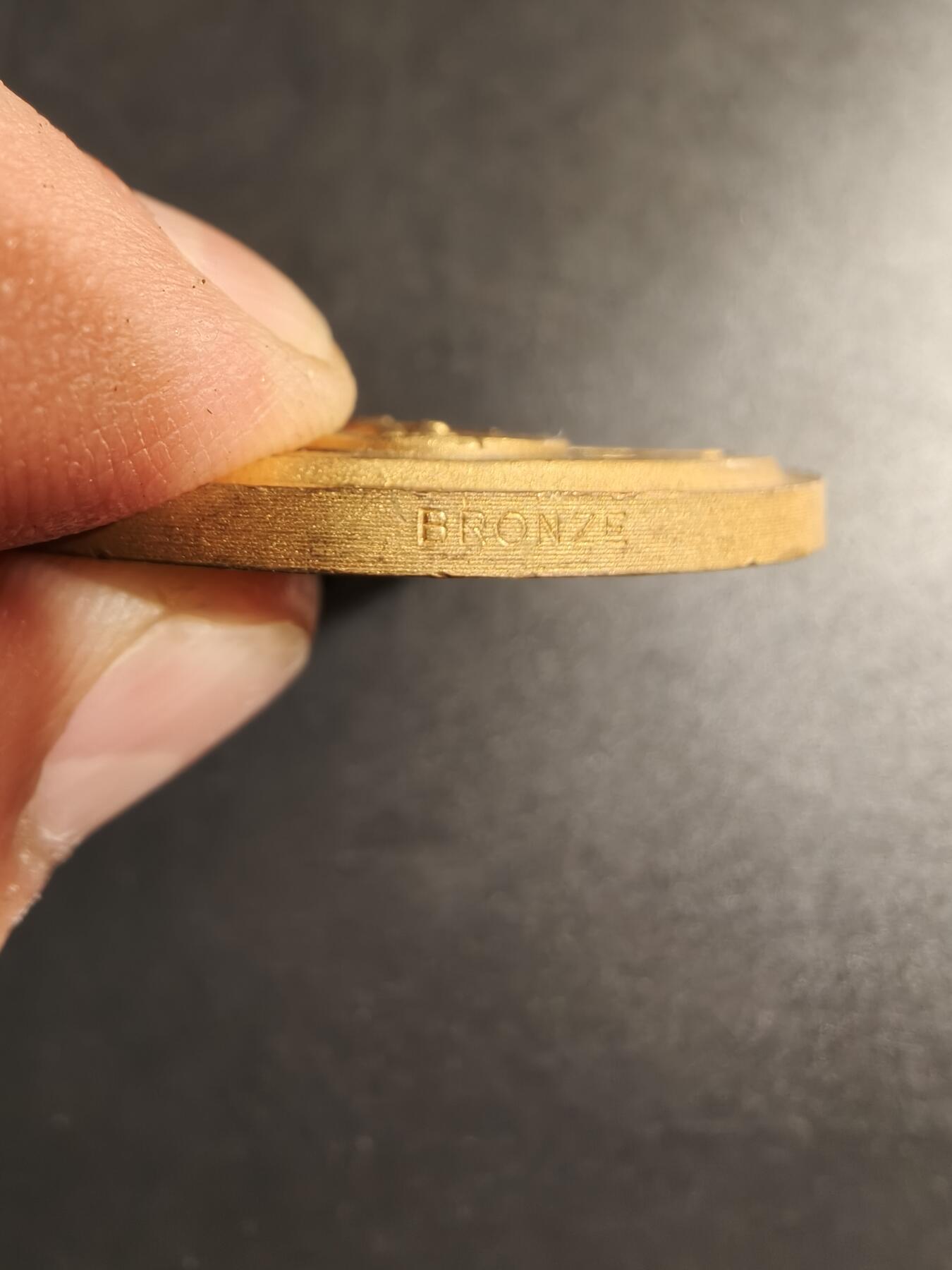 老王徽章第167期 法国田径运动镀金大铜章     直径50mm.    重量57g