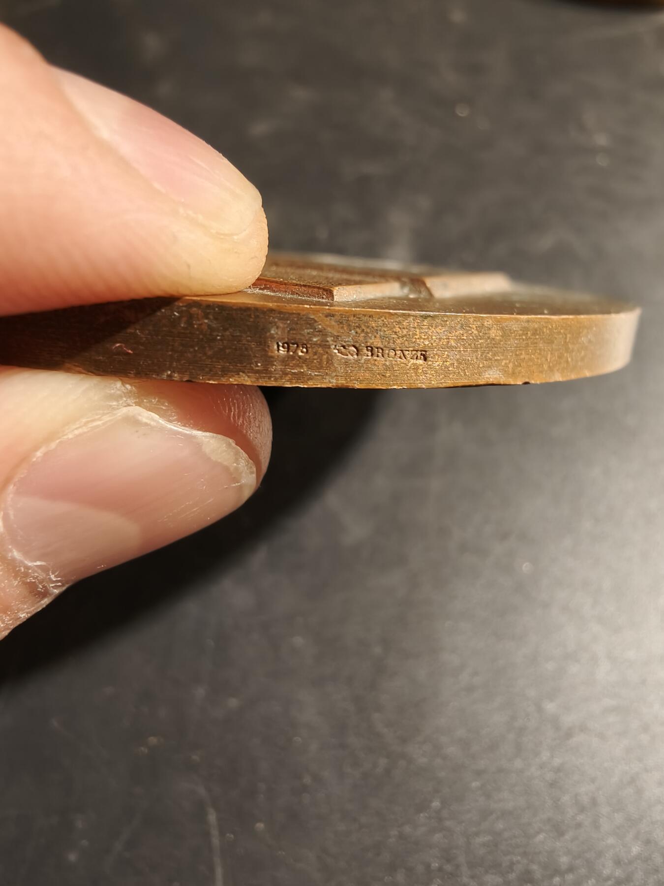 老王徽章第167期 法国Framatome公司大铜章     Framatome 是一家负责压水堆(PWR) 蒸汽供应系统总体概念设计和制造的公司。 该公司具有生产反应堆压力容器、蒸汽发生器和稳压器等主要部件的综合工业能力     直径81mm.    重量224.1g