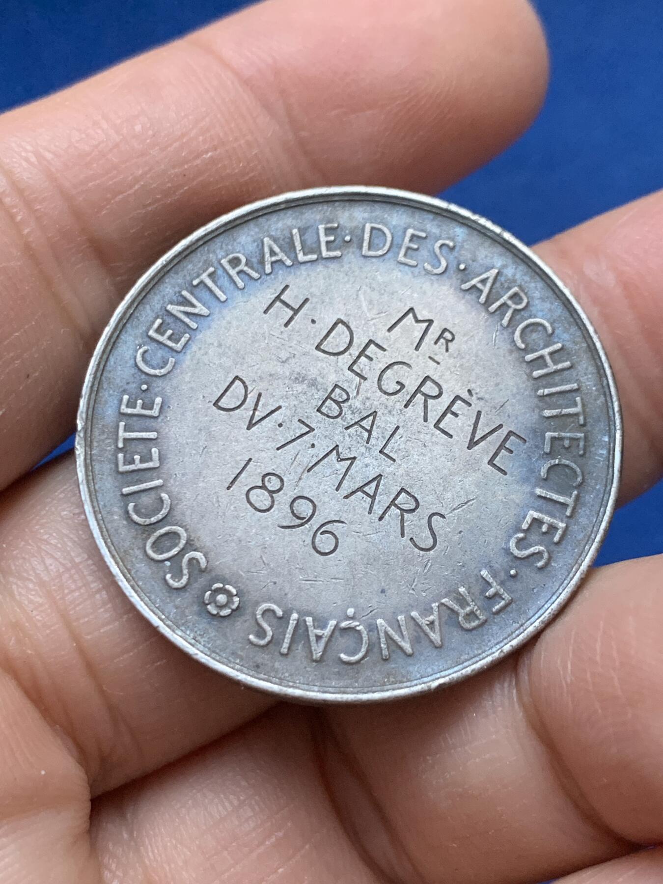 《竞宝斋》第444场 周日，周一，2场连拍 （全场包邮） 1896年法国中央建筑师协会纪念银章 正面头戴城市建筑皇冠的女神 15.15克 33.3mm