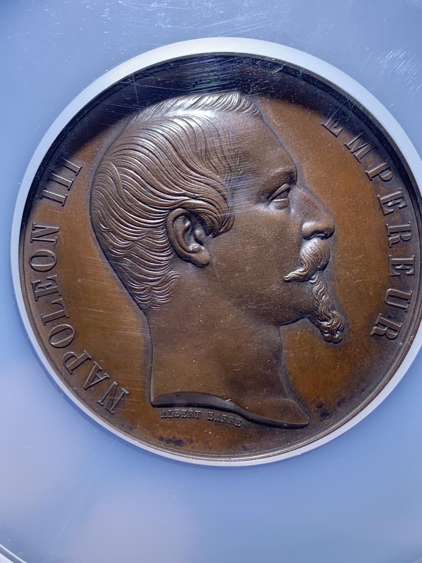 《竞宝斋》第444场 周日，周一，2场连拍 （全场包邮） NGC MS64BN 法国1855年巴黎世博会纪念大铜章，60mm，顶级高分。拿三章牌中的热门品种，20国徽章环绕波拿巴家族鹰徽，众星捧月，繁复华丽，记录拿破仑三世的巅峰时刻。手指边铭原铸品，加大加厚盒装