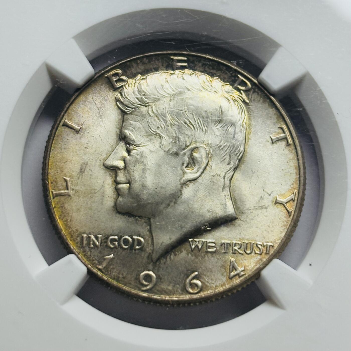 文馨钱币收藏第 283 场，【大雪鉴珍，寒英缀金】金银纪念币精品场，诚邀您的参与【长期接代拍品】 1964 年美国肯尼迪半美元银币，高银版 NGC 评级 MS64 分，原光底板双面边金色环彩包浆尤为难得