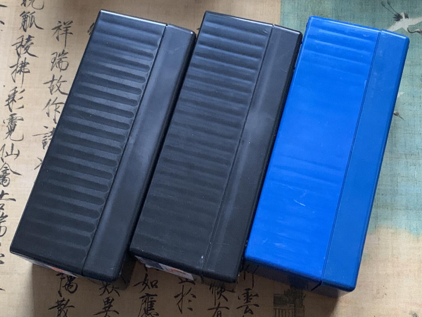 《竞宝斋》第444场 周日，周一，2场连拍 （全场包邮） PCGS官网收纳盒三个，两黑一蓝，每盒可收纳20枚PCGS评级币。