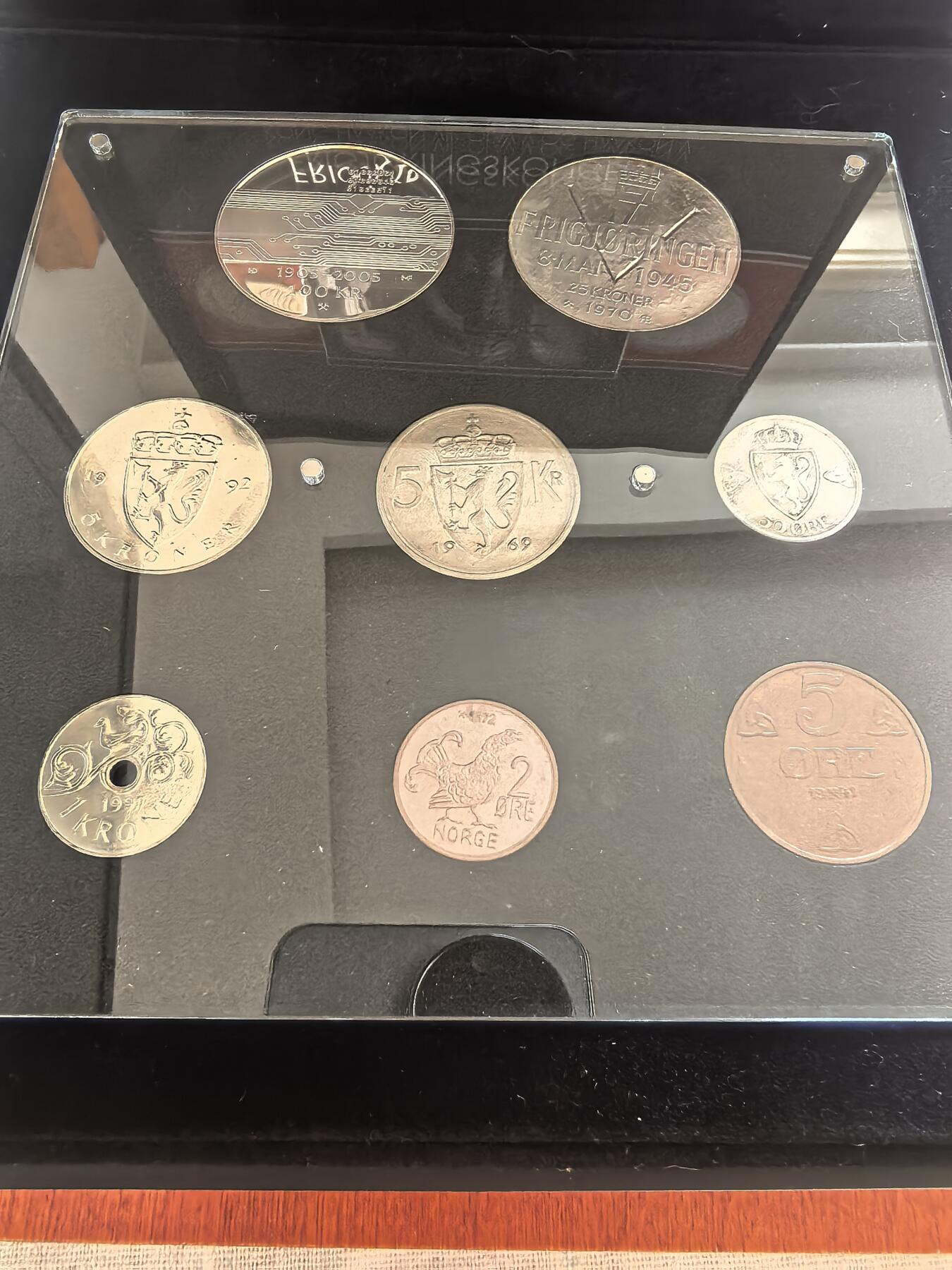 长老汇蛇年精选第七十八场拍卖 2006挪威哈康七世、奥利弗五世、哈罗德五世三王钱币一套，3银3镍2铜，银料价712元，盒证全，典藏版，稀少