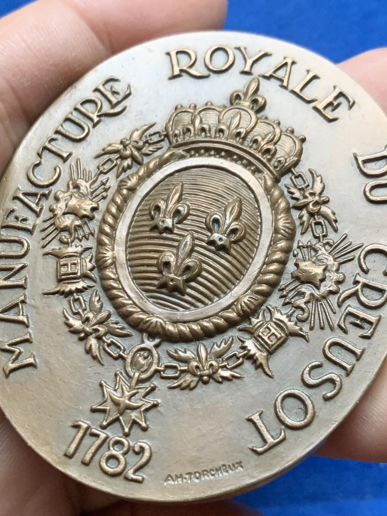 《竞宝斋》第444场 周日，周一，2场连拍 （全场包邮） 法国克勒佐皇家军工厂纪念椭圆形大铜章，正面大皇冠加国花香根鸢尾花，带设计大师阿莫托斯内签名，极美品，尺寸62.2mm*53mm，重量98.3g，丰饶角铜标。