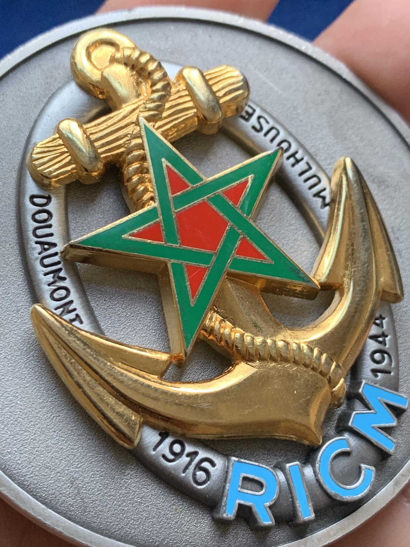 《竞宝斋》第444场 周日，周一，2场连拍 （全场包邮） 法国1916-1944年海军陆战队坦克团镀银大铜章，正面三层结构带珐琅，背面带编号实发版，直径67mm  ，重量126.7g，厚重压手。