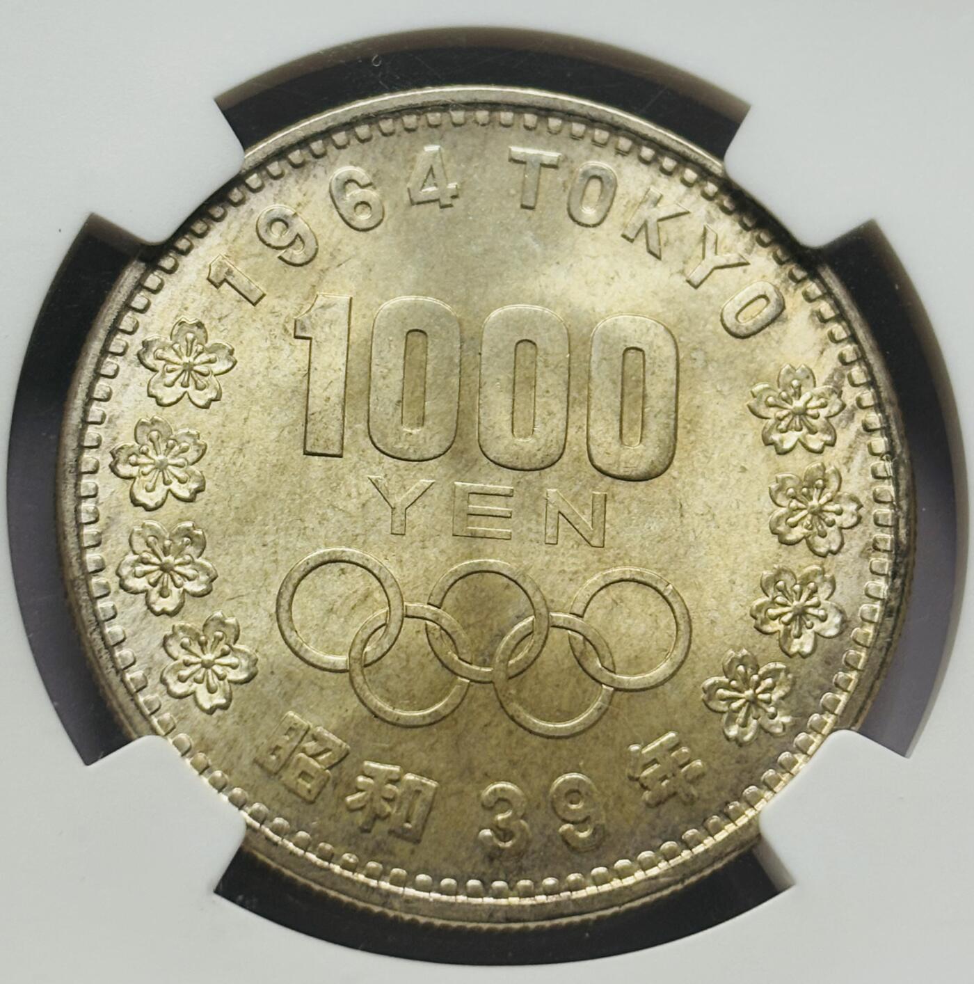 文馨钱币收藏第 283 场，【大雪鉴珍，寒英缀金】金银纪念币精品场，诚邀您的参与【长期接代拍品】 1964 年日本东京奥运会 1000 元大银币 NGC 评级 MS66 分，整体币面黄油转光底，转动起来略显彩虹包浆