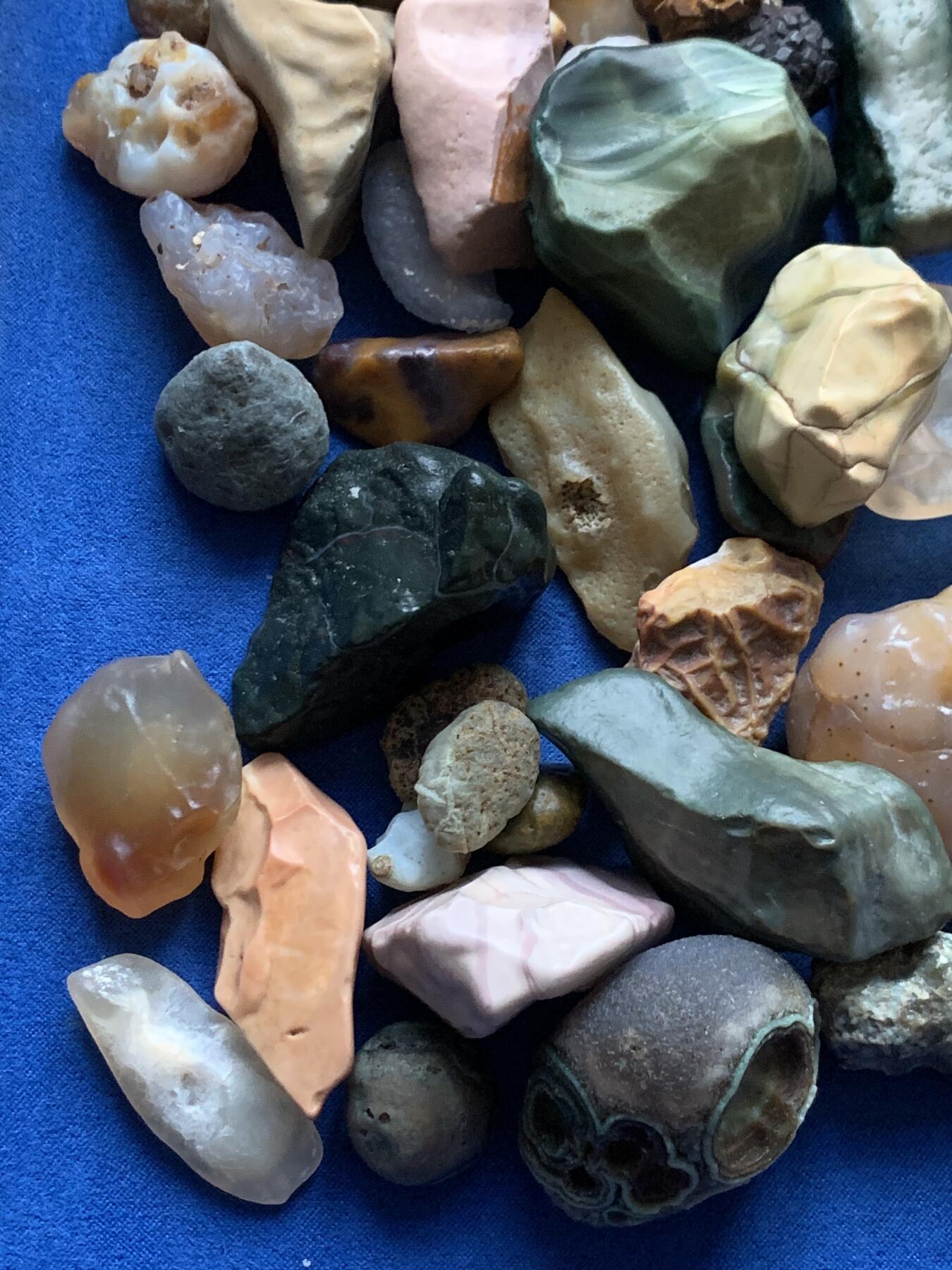 《竞宝斋》第444场 周日，周一，2场连拍 （全场包邮） 各类奇石怪石 约1.04公斤 细节见图