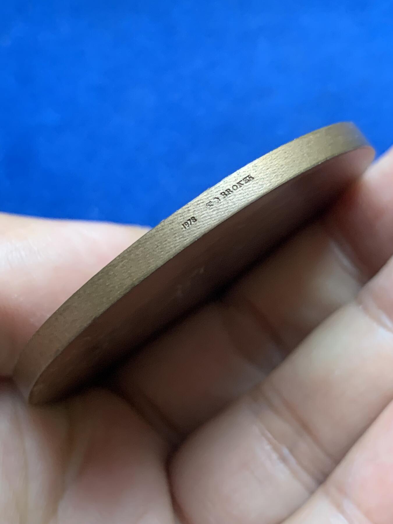 《竞宝斋》第444场 周日，周一，2场连拍 （全场包邮） 法国克勒佐皇家军工厂纪念椭圆形大铜章，正面大皇冠加国花香根鸢尾花，带设计大师阿莫托斯内签名，极美品，尺寸62.2mm*53mm，重量98.3g，丰饶角铜标。