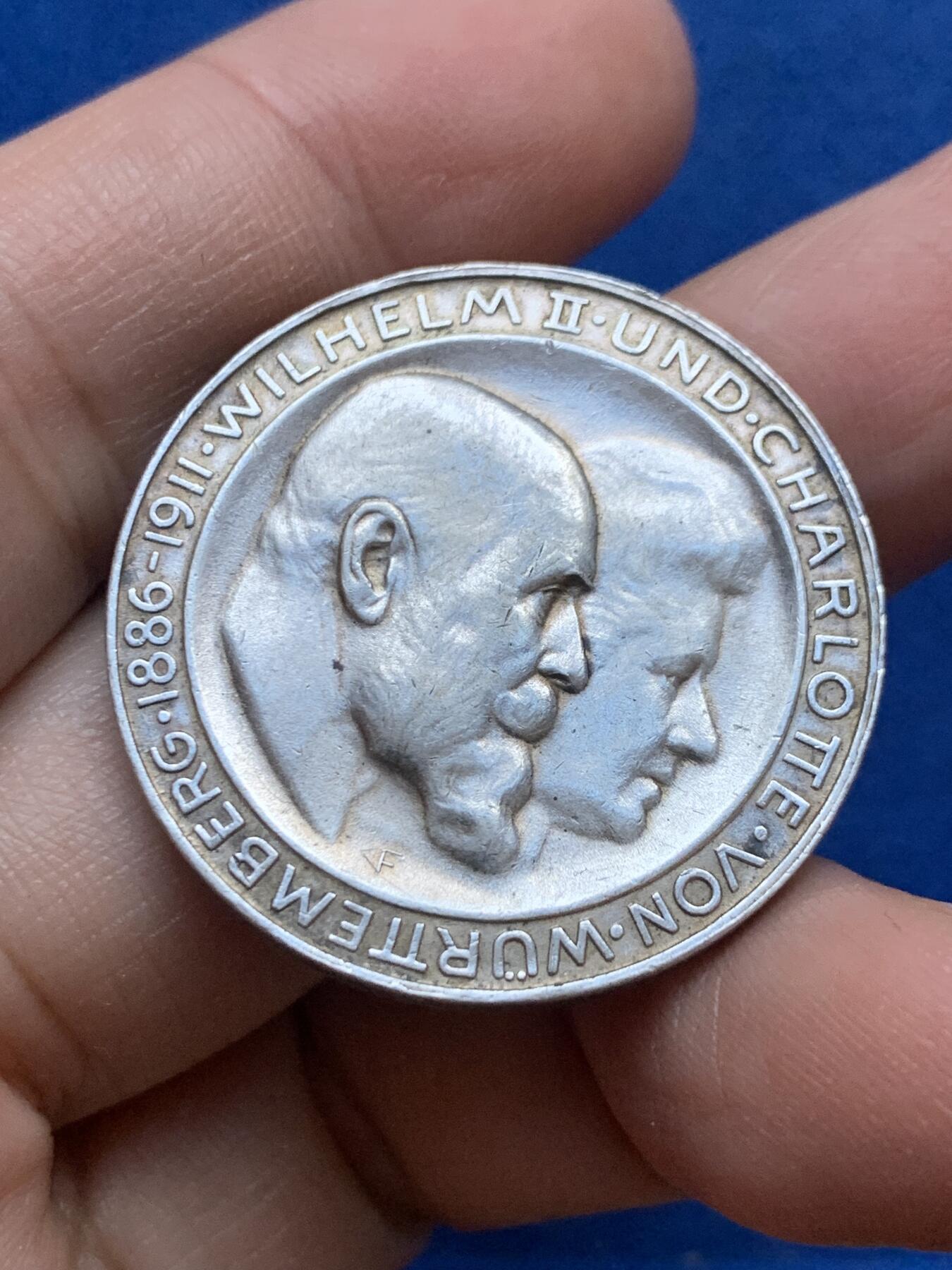 《竞宝斋》第444场 周日，周一，2场连拍 （全场包邮） 德国1911年符腾堡威廉二世银婚3马克银币 打制清晰，人像面轻度磨损，状态不错，光亮，顶部有焊接痕迹。