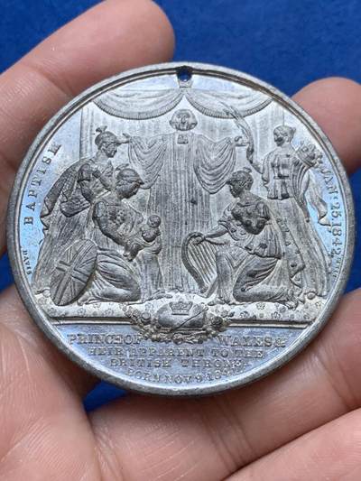 《竞宝斋》第444场 周日，周一，2场连拍 （全场包邮） - 英国1841年威尔士王子受洗纪念章，白色金属材质，有打孔，51.7克，53.5mm。